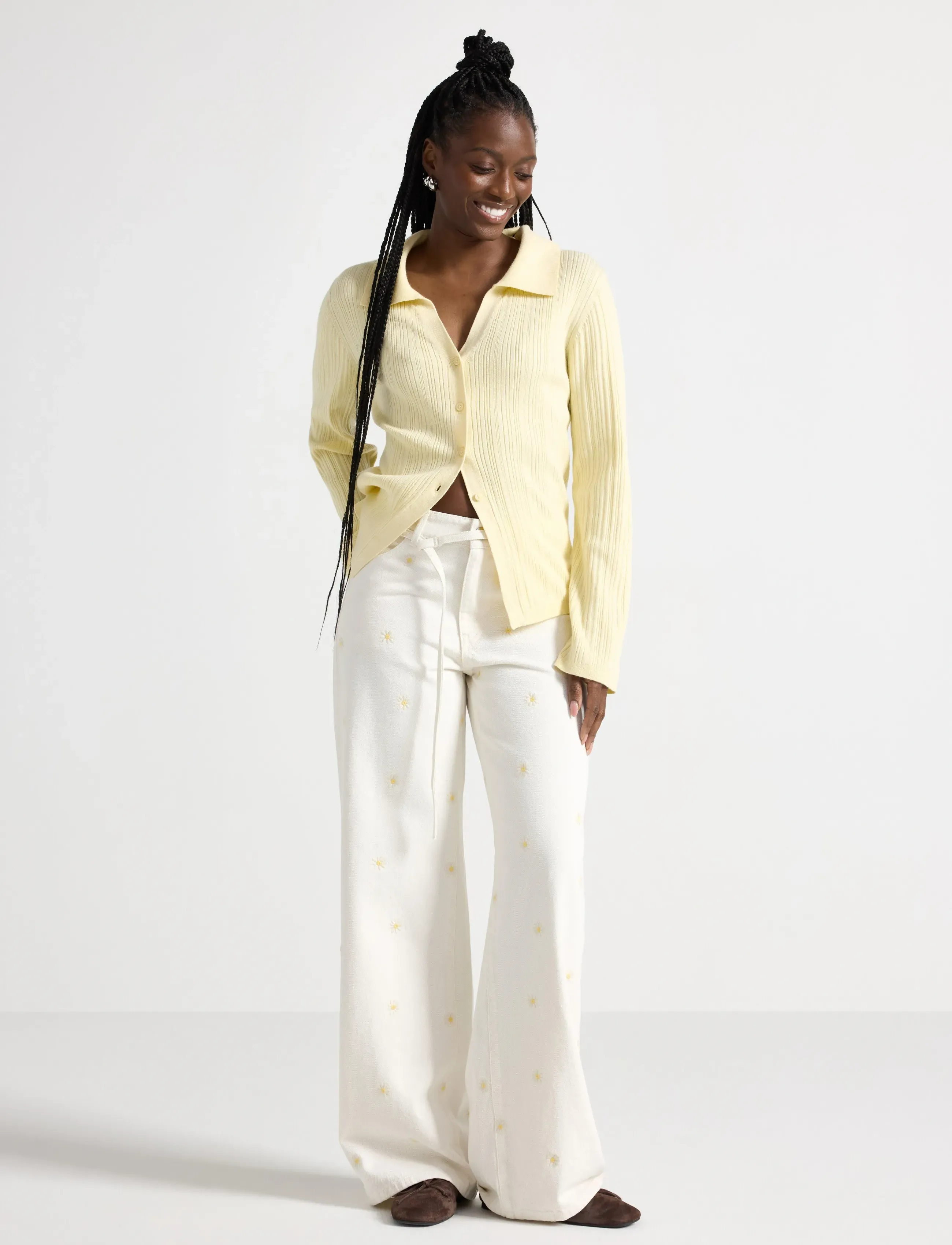 Lindex WIDE Peggy jeans with embroidery - Transitional Layering - LIGHT WHITE / yellow