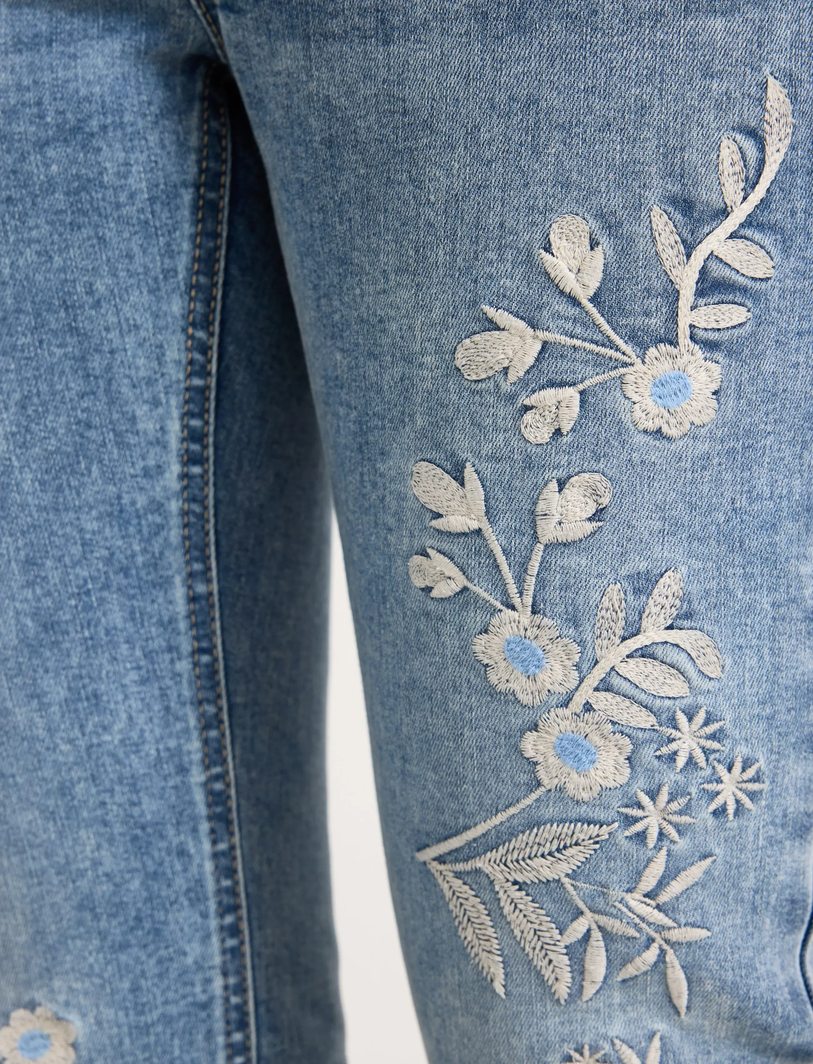 Lindex - FREJA Flared leg jeans with embroidery - alt laienevad teksad - light denim - 5