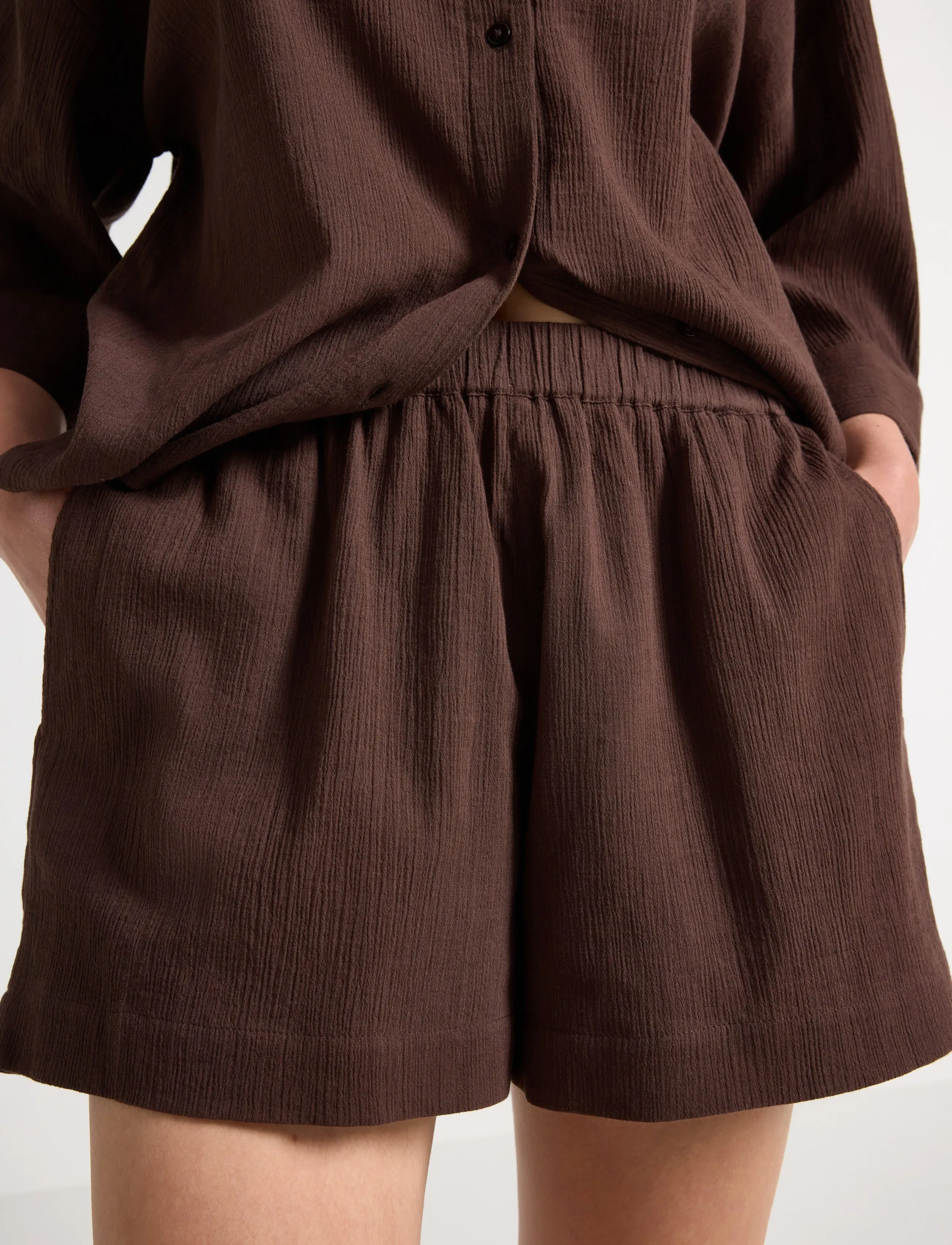 Lindex - Crinkled shorts - freizeitshorts - dark dusty brown - 4