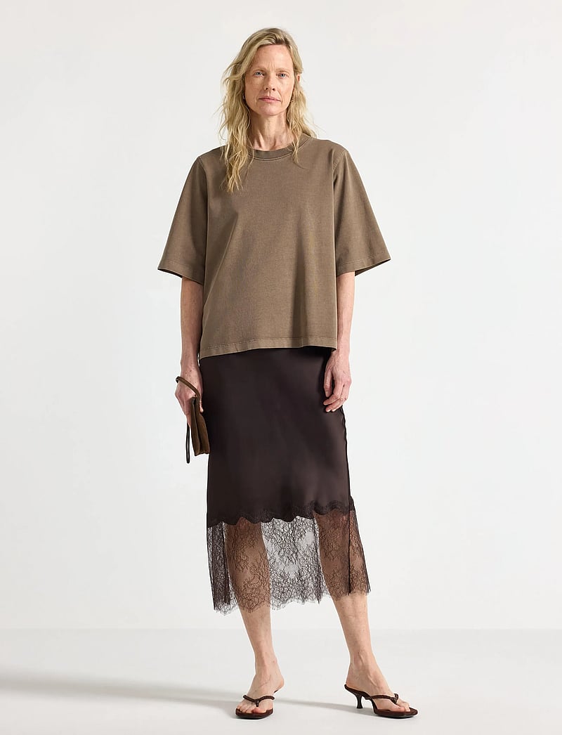 Lindex - Midi skirt in satin - satinnederdele - dark brown - 0