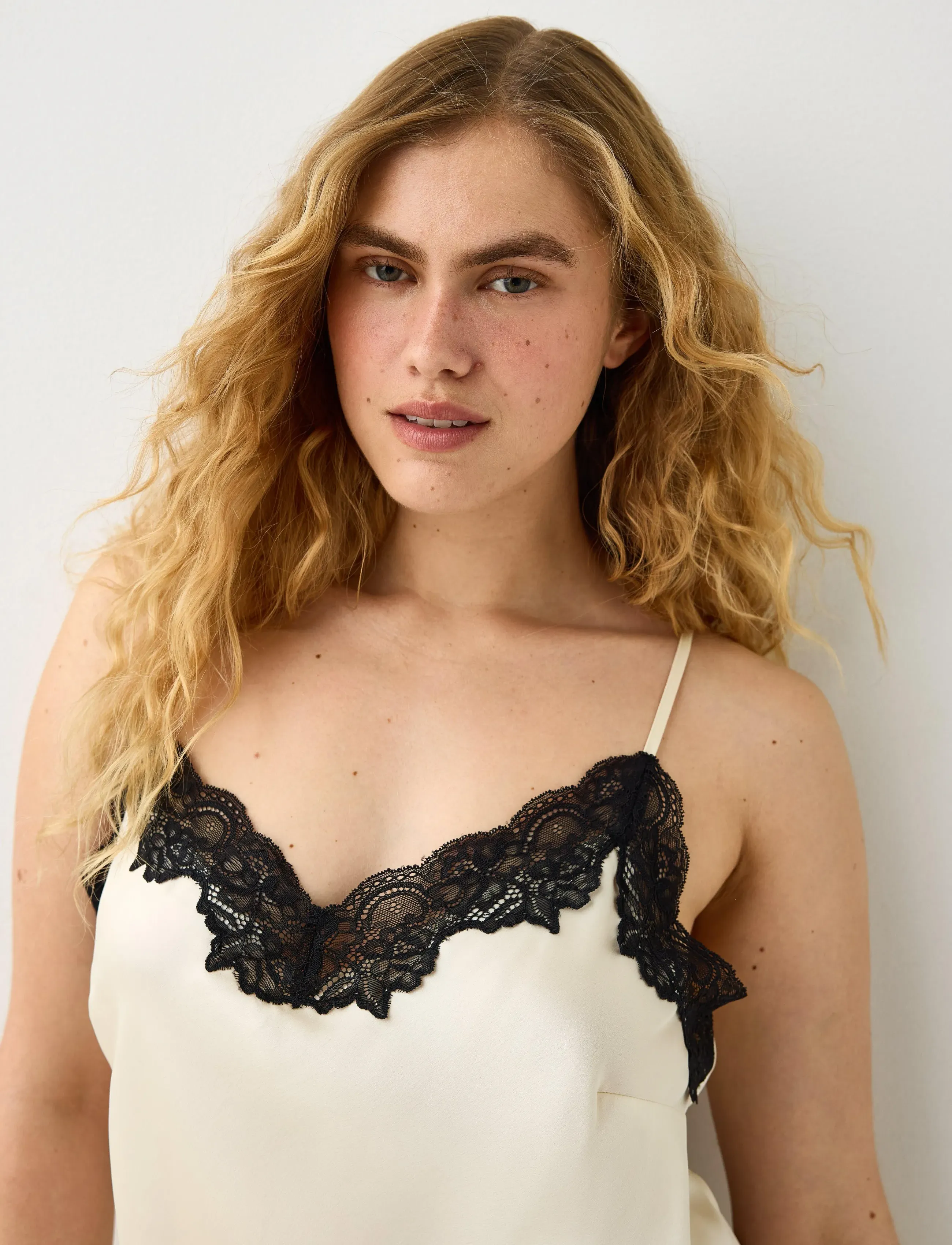 Lindex - Nightdress in satin with lace trim - dusty white - 4