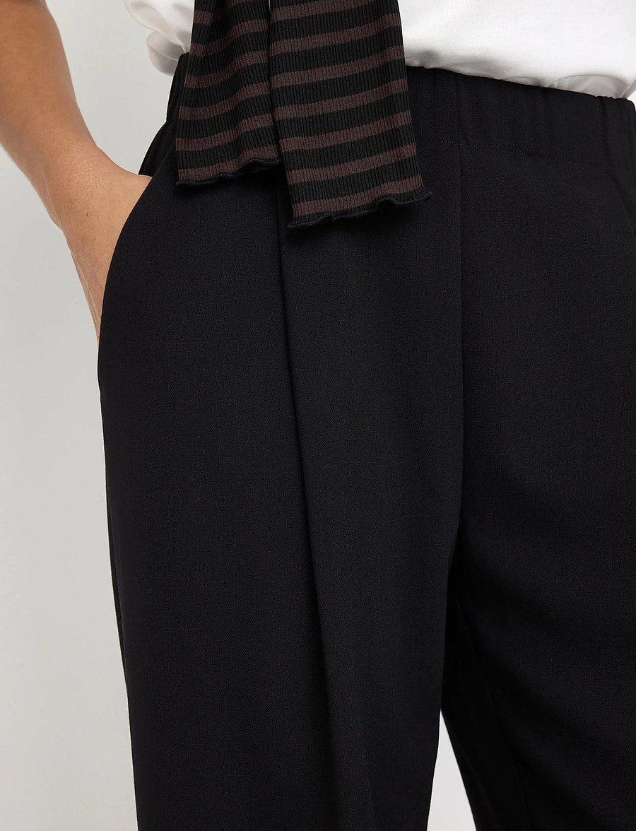 Lindex - Wide trousers with pleats - hosen mit weitem bein - black - 4