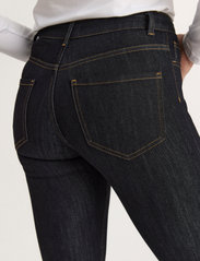 Lindex - Trouser denim Tova Dk wash - džinsa bikses ar šaurām starām - dark denim - 6