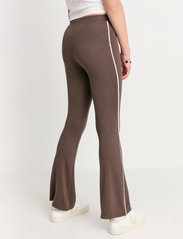 Lindex - Trousers Grace flare brown - mažiausios kainos - brown - 4