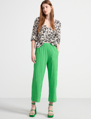 Lindex - Trouser Bella structure croppe - straight leg trousers - strong green - 3