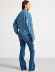 Lindex - Jacket Trenchcoat denim croppe - jeansjackor - denim - 4