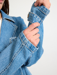 Lindex - Jacket Trenchcoat denim croppe - jeansjackor - denim - 6