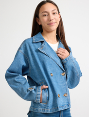 Lindex - Jacket Trenchcoat denim croppe - jeansjackor - denim - 7