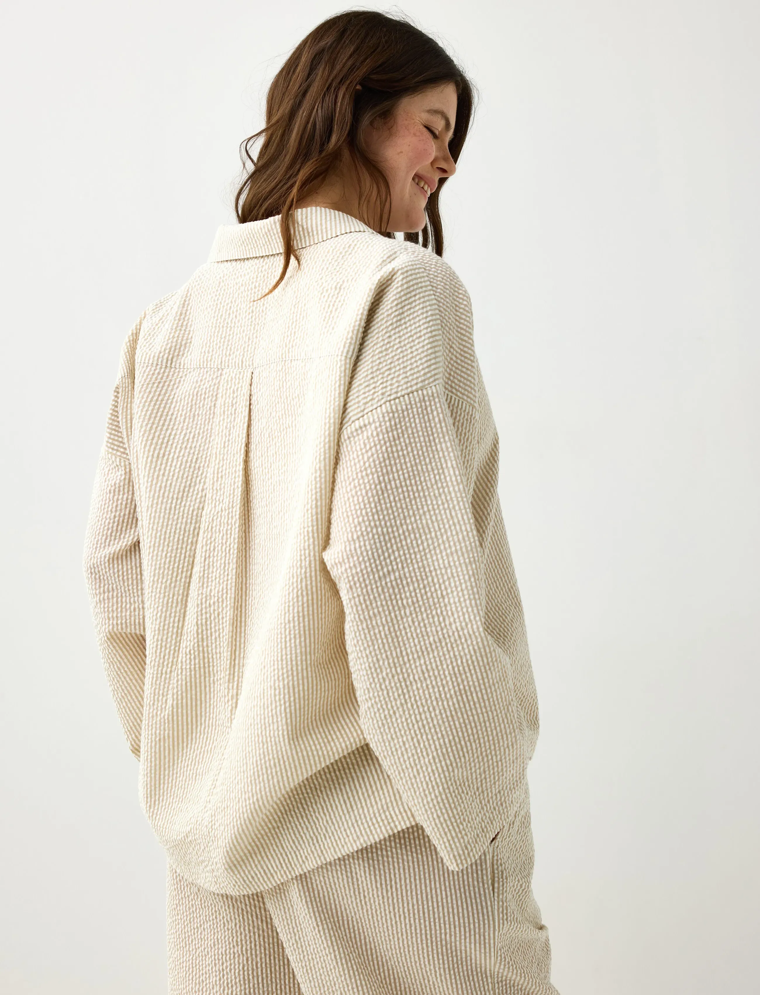 Lindex - Pyjama shirt in seersucker - tops - light dusty khaki - 3