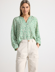 Lindex - Blouse Ellie - blouses met lange mouwen - green - 2