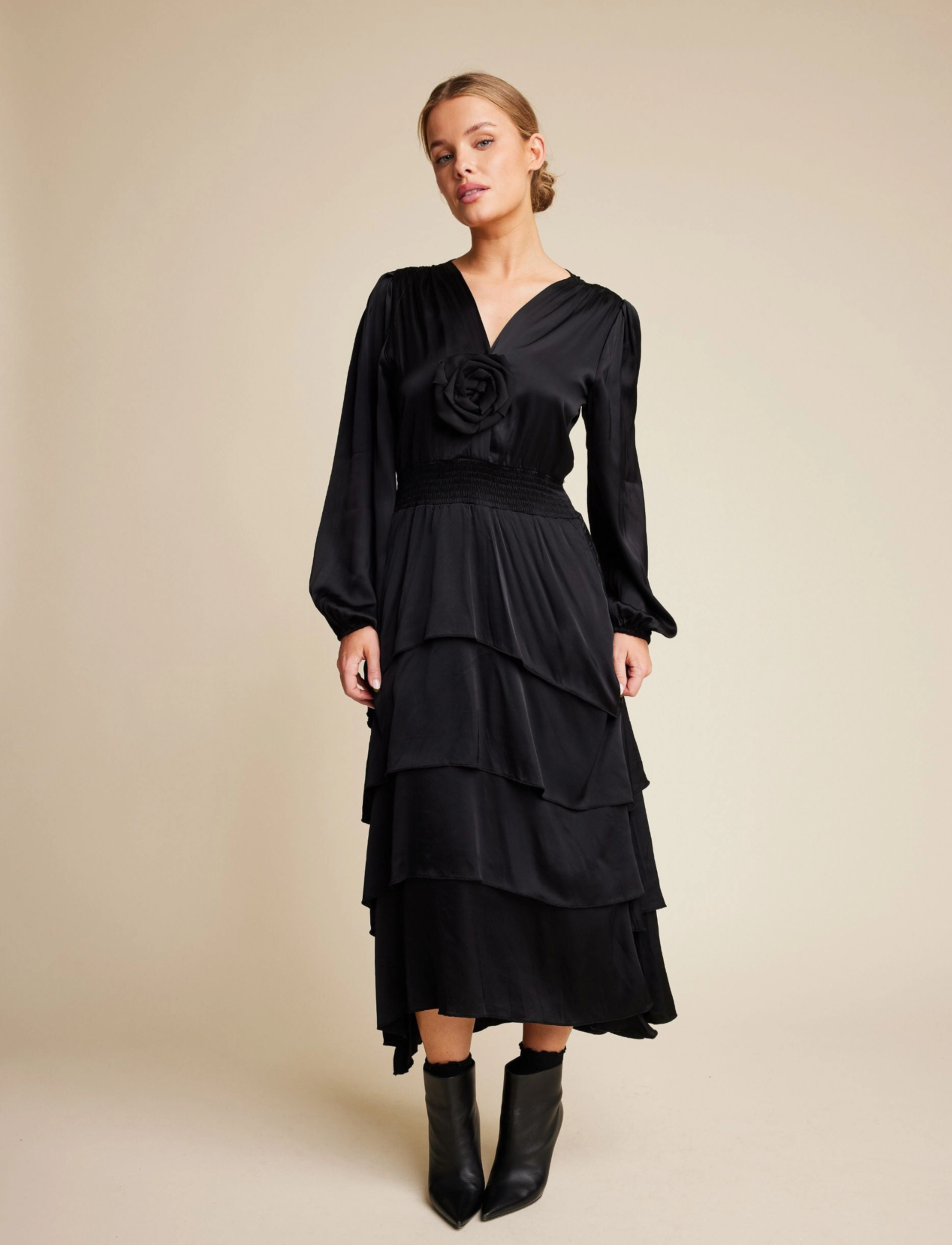 Line of Oslo Angel Satin, XS, Black, Kjoler > Knælange Og Midi, Dame