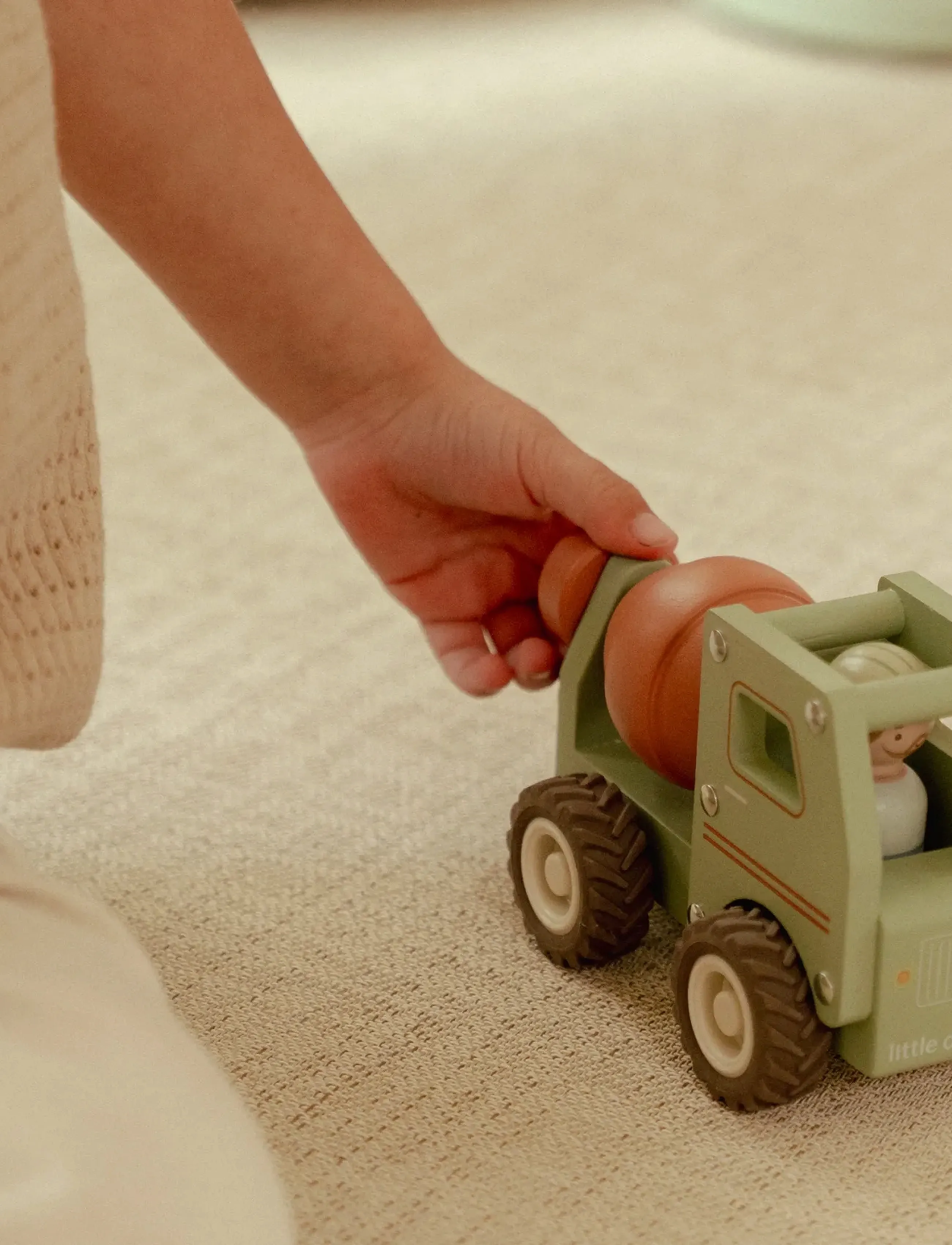 Little Dutch - Little Dutch - Cement truck w/1 pegdoll FSC - byggekøretøjer - green - 5