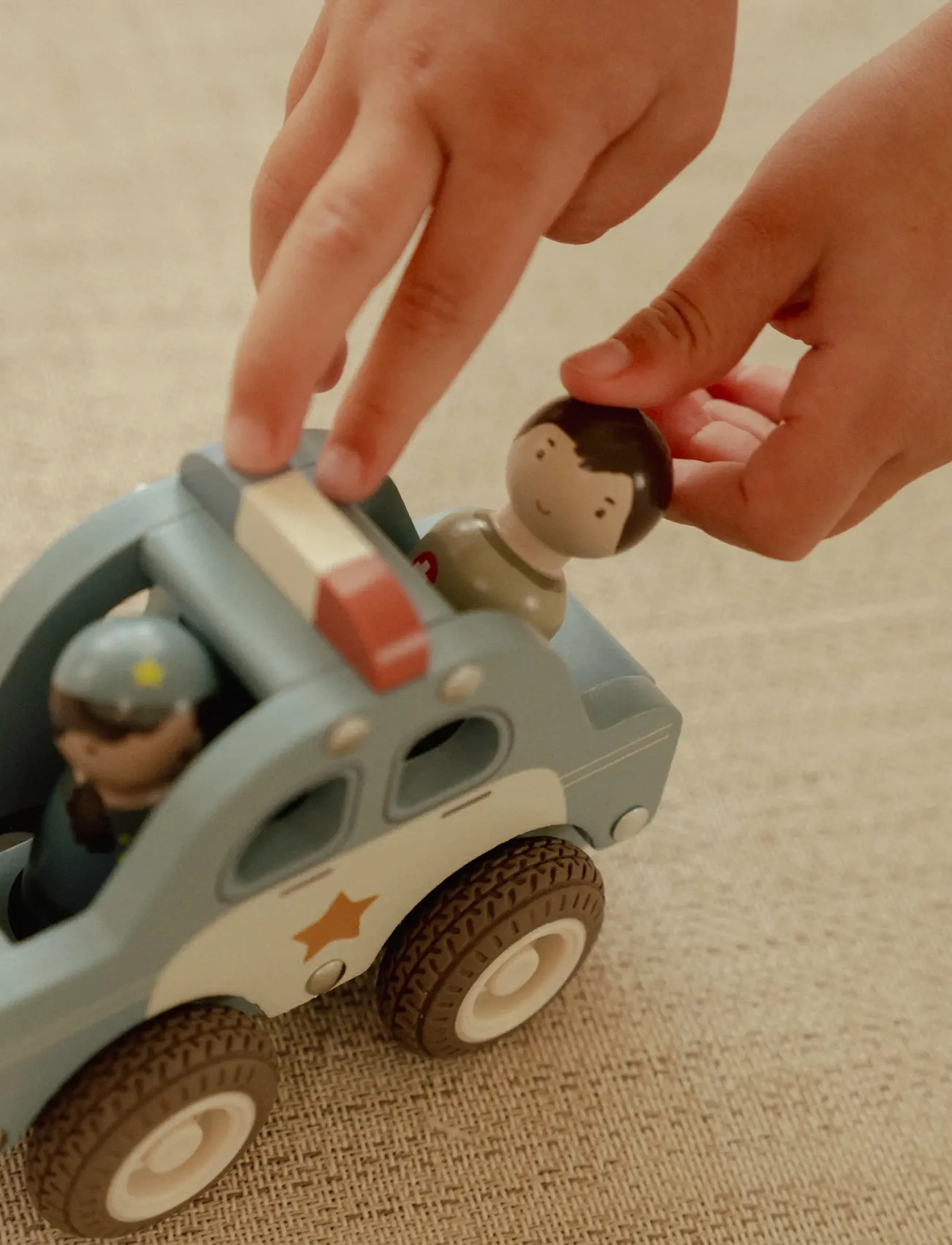 Little Dutch - Little Dutch - Police car w/ 1 peg doll FSC - politibiler - blue - 4