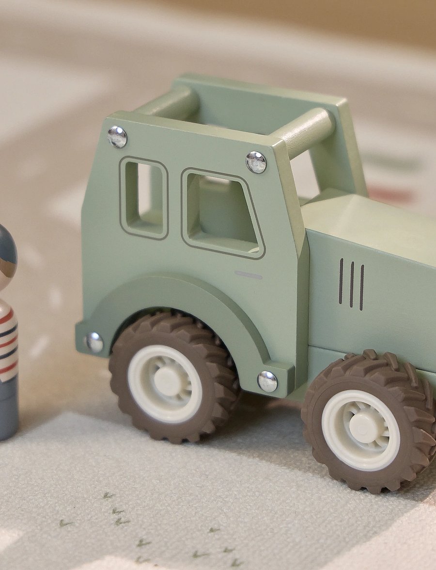 Little Dutch - Tractor w/pegdoll - träfigurer - green - 3