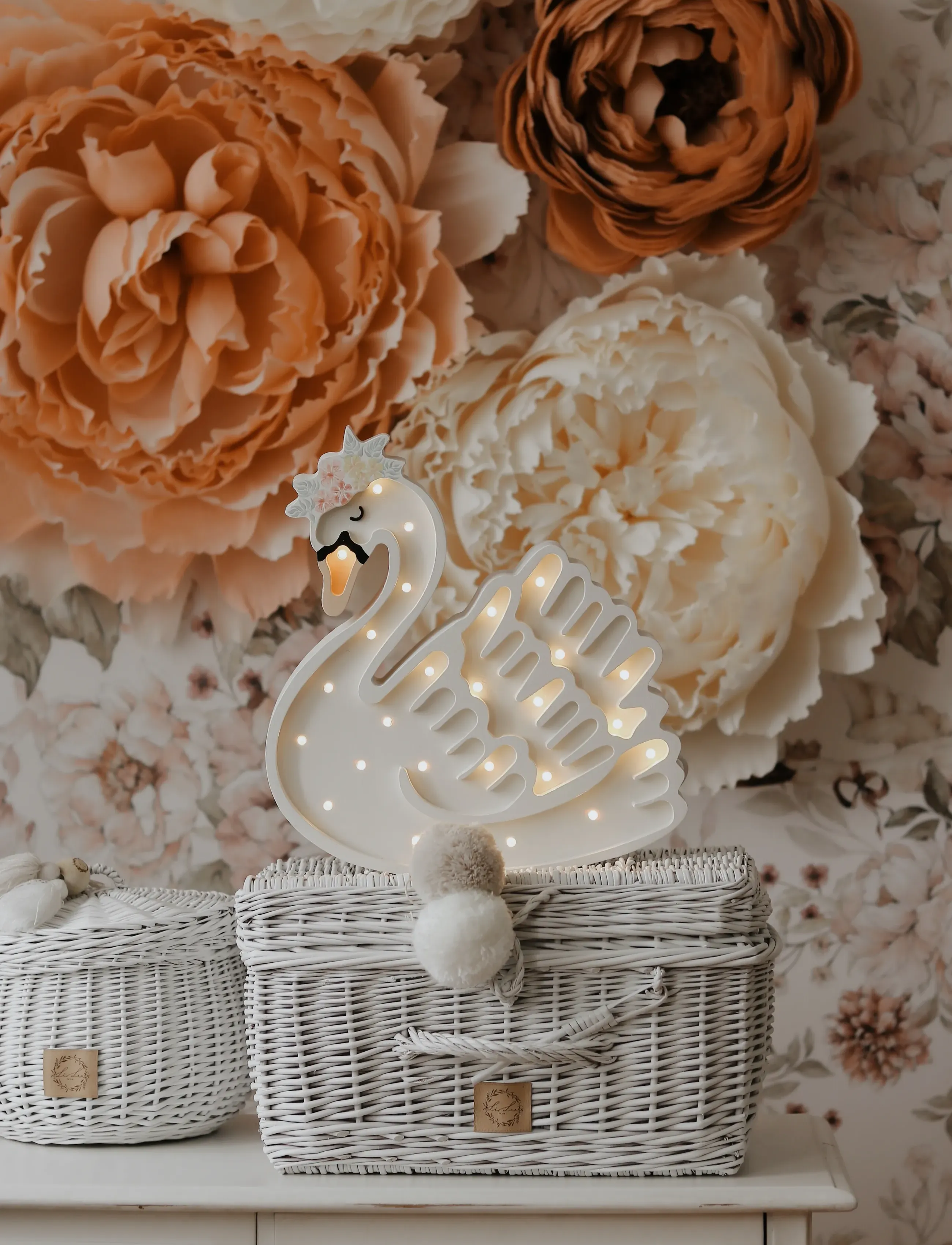 Little Lights - Little Lights Swan Lamp | Lake Flower/White - lampes de bureau et de table - lake flower white - 4