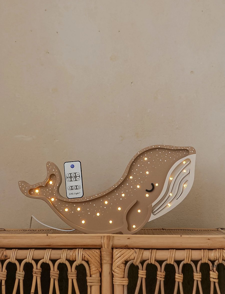 Little Lights - Little Lights Whale Lamp | Cinnamon Brown - tischlampen - cinnamon brown - 0