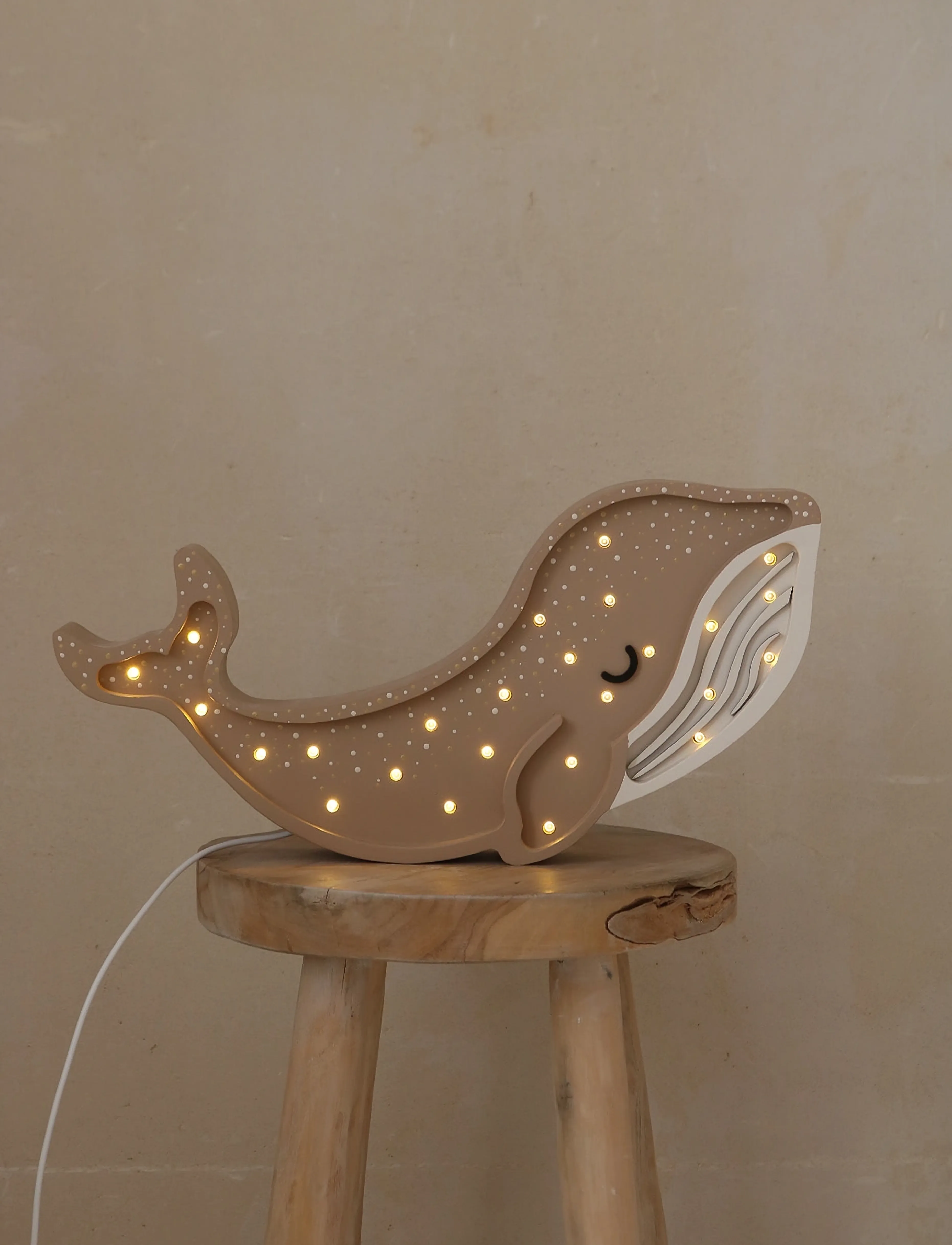 Little Lights - Little Lights Whale Lamp | Cinnamon Brown - tischlampen - cinnamon brown - 2