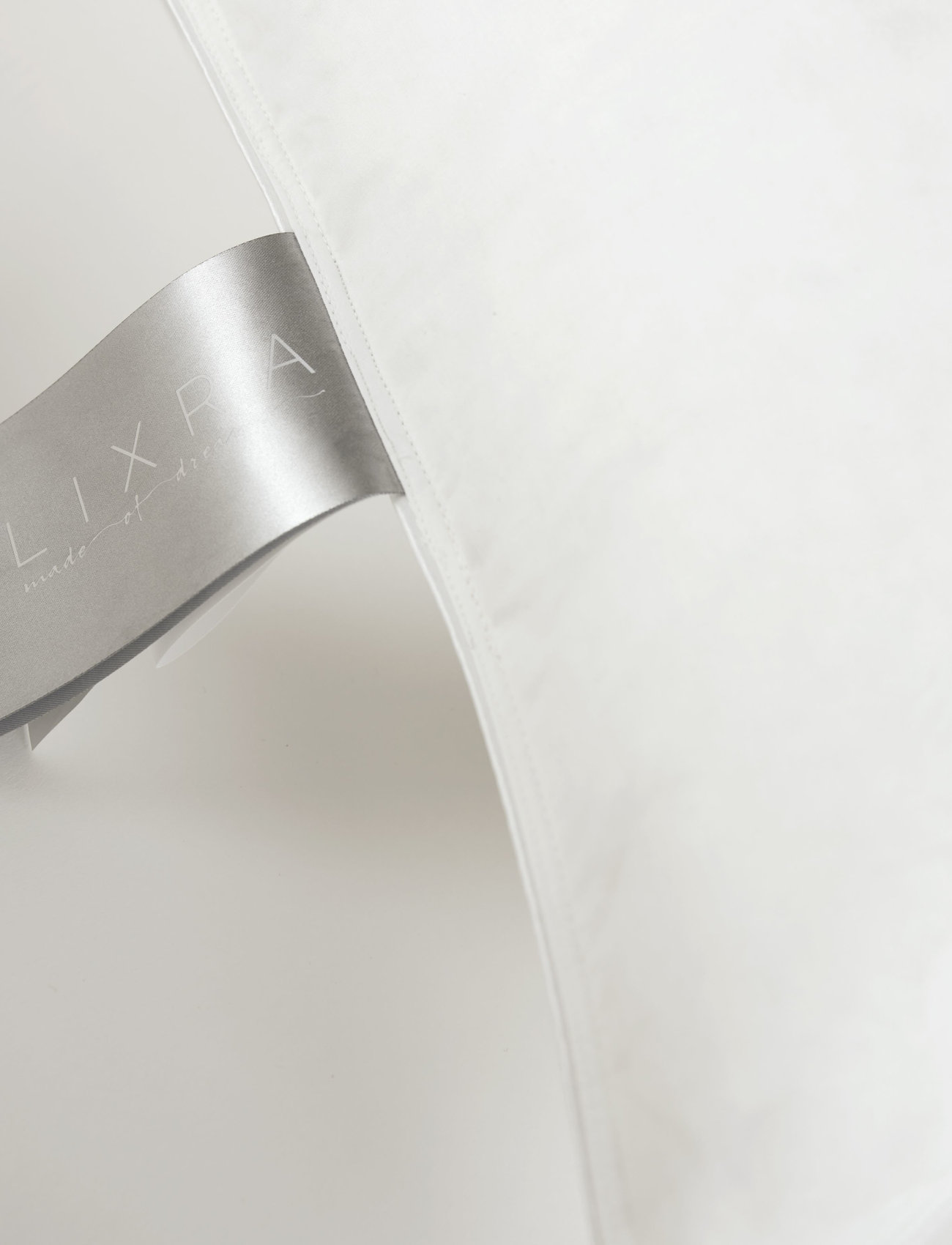 Lixra - LIXRA Silver 3-layer down pillow  medium - kussens - white - 1