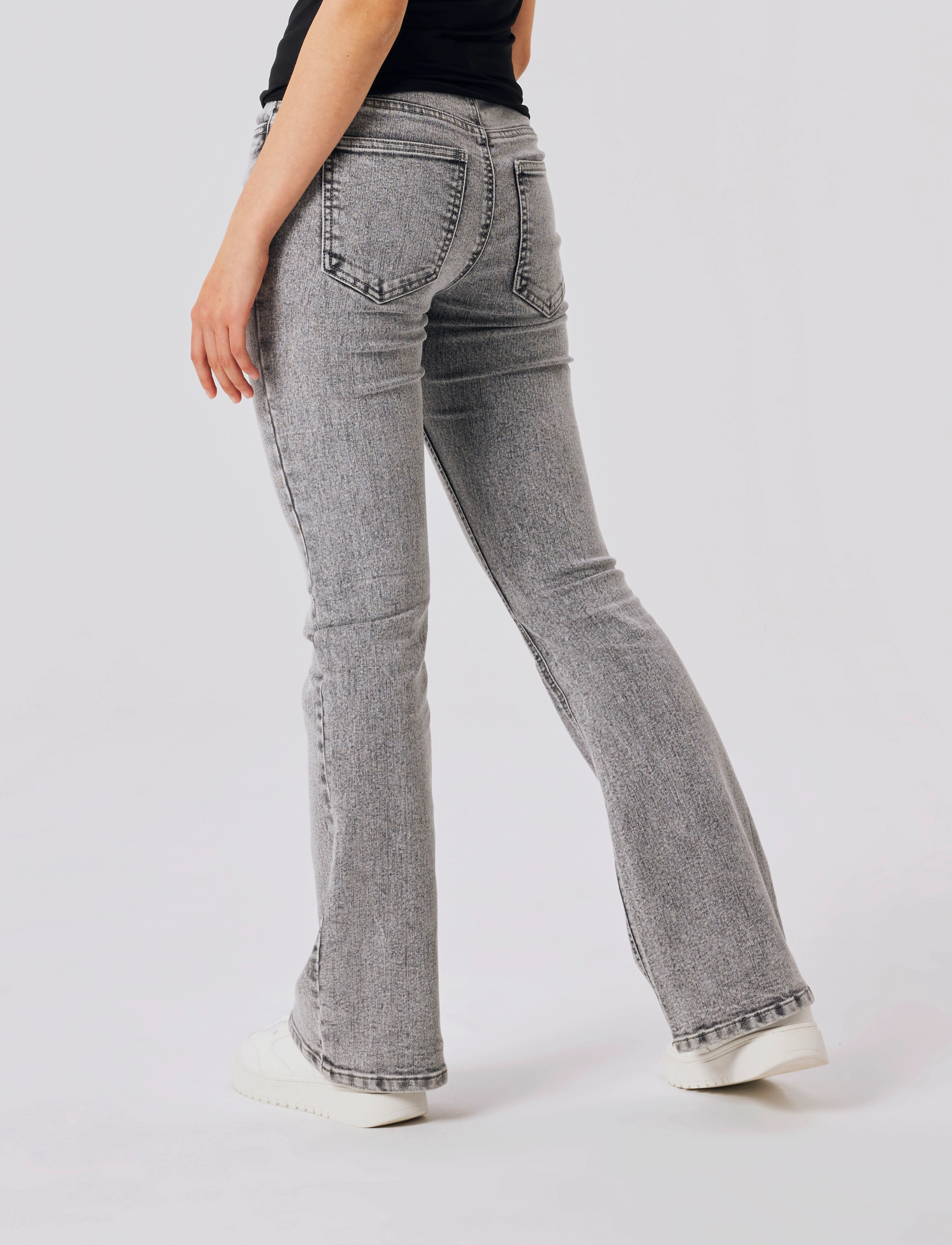 LMTD - NLFTIANNA DNM LW BOOTCUT PANT NOOS - hosen mit weitem bein - light grey denim - 2
