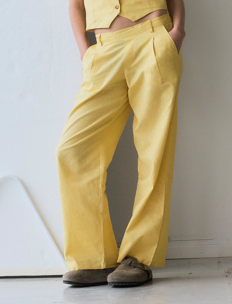LMTD - NLFHYNTHE LW WIDE PANT - bukser - mellow yellow - 2
