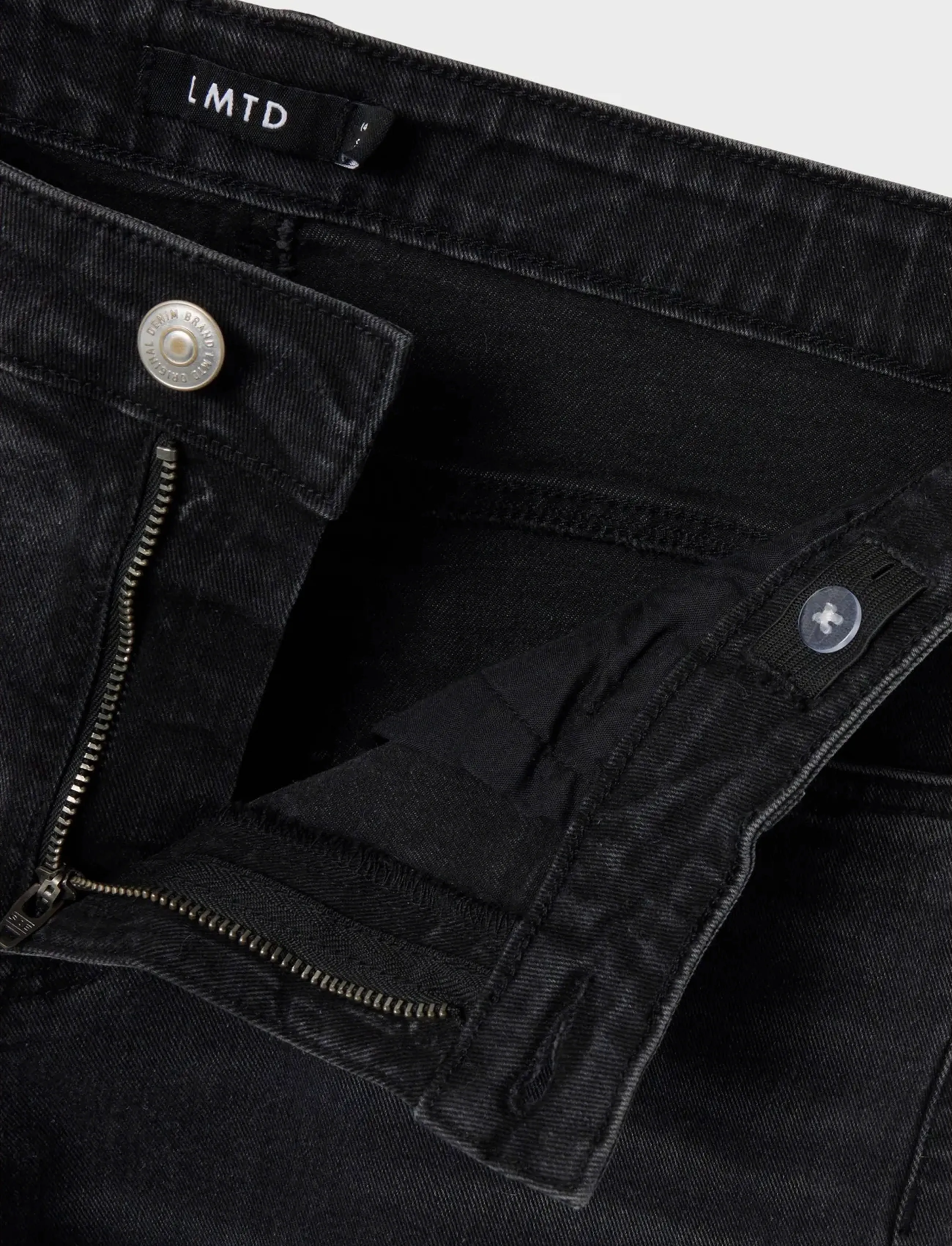 LMTD - NLFBLI DNM NW R WIDE PANT NOOS - hosen mit weitem bein - black denim - 5