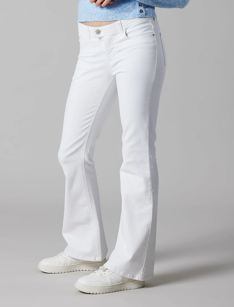 LMTD - NLFBICE TWI LW S FLARED PANT - bootcut jeans - bright white - 3