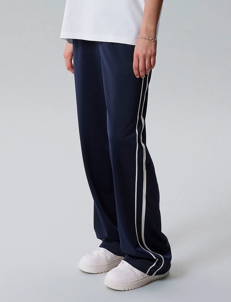 LMTD - NLNKARLE WIDE PANT - jogginghosen - navy blazer - 4