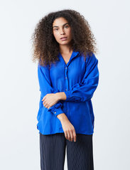 Lollys Laundry - Nola Shirt - koszule z długimi rękawami - 97 neon blue - 2