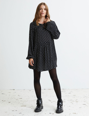 Lollys Laundry - Lucca Tunic - korte kjoler - 76 dot print - 2
