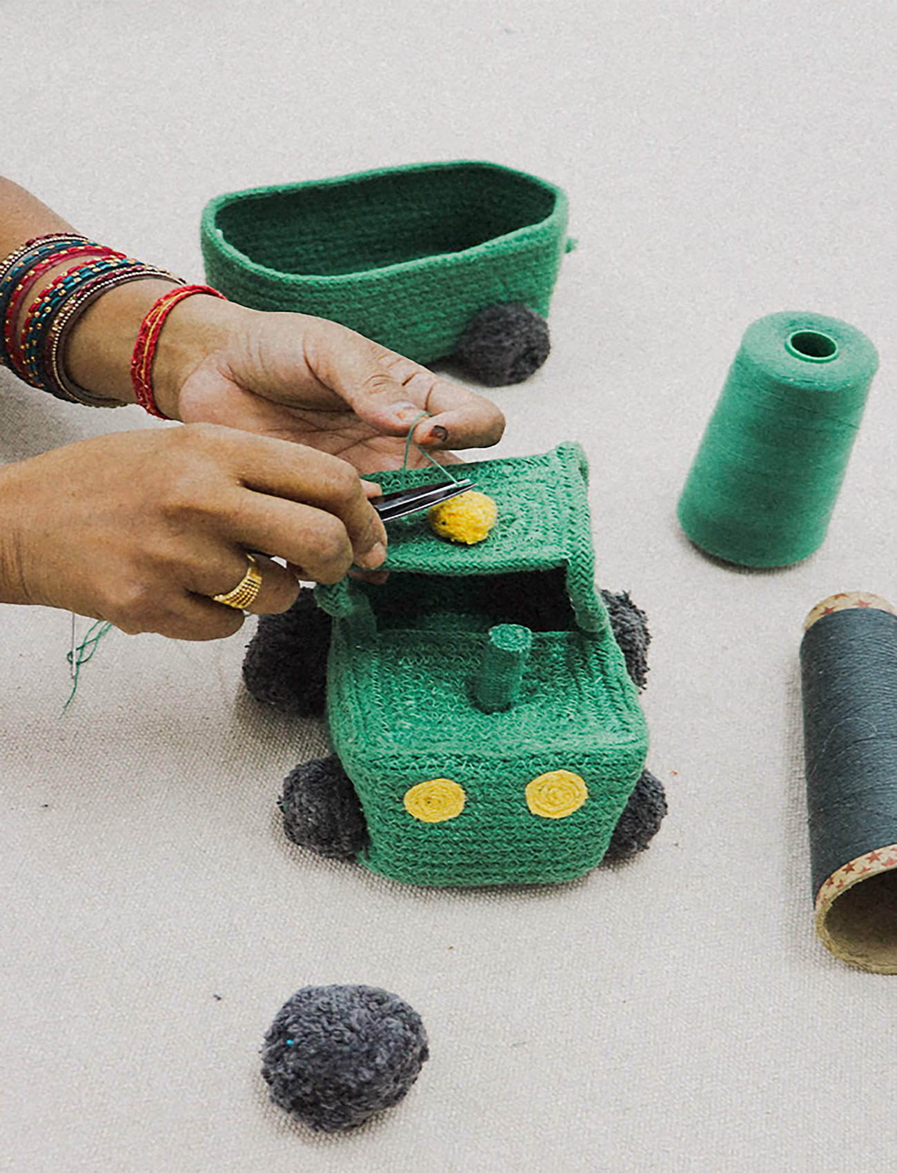 Lorena Canals - Basket Tractor - säilytyskorit - dark grey, mustard, monstera green - 2