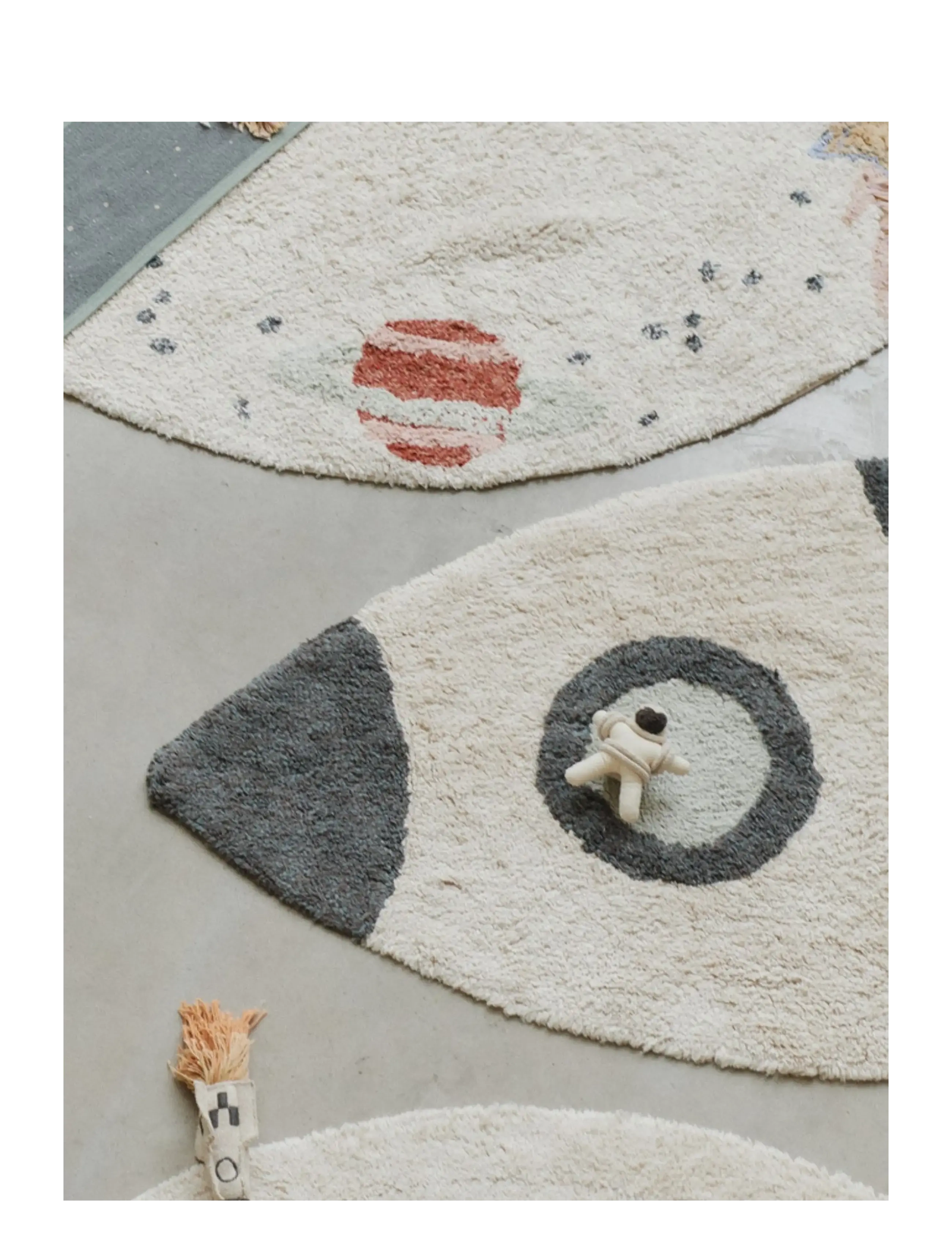 Lorena Canals - Washable Rug Rocket - asymmetriske tepper - natural, dark grey, trazo green, blue sage, light honey, new terracota, red - 3