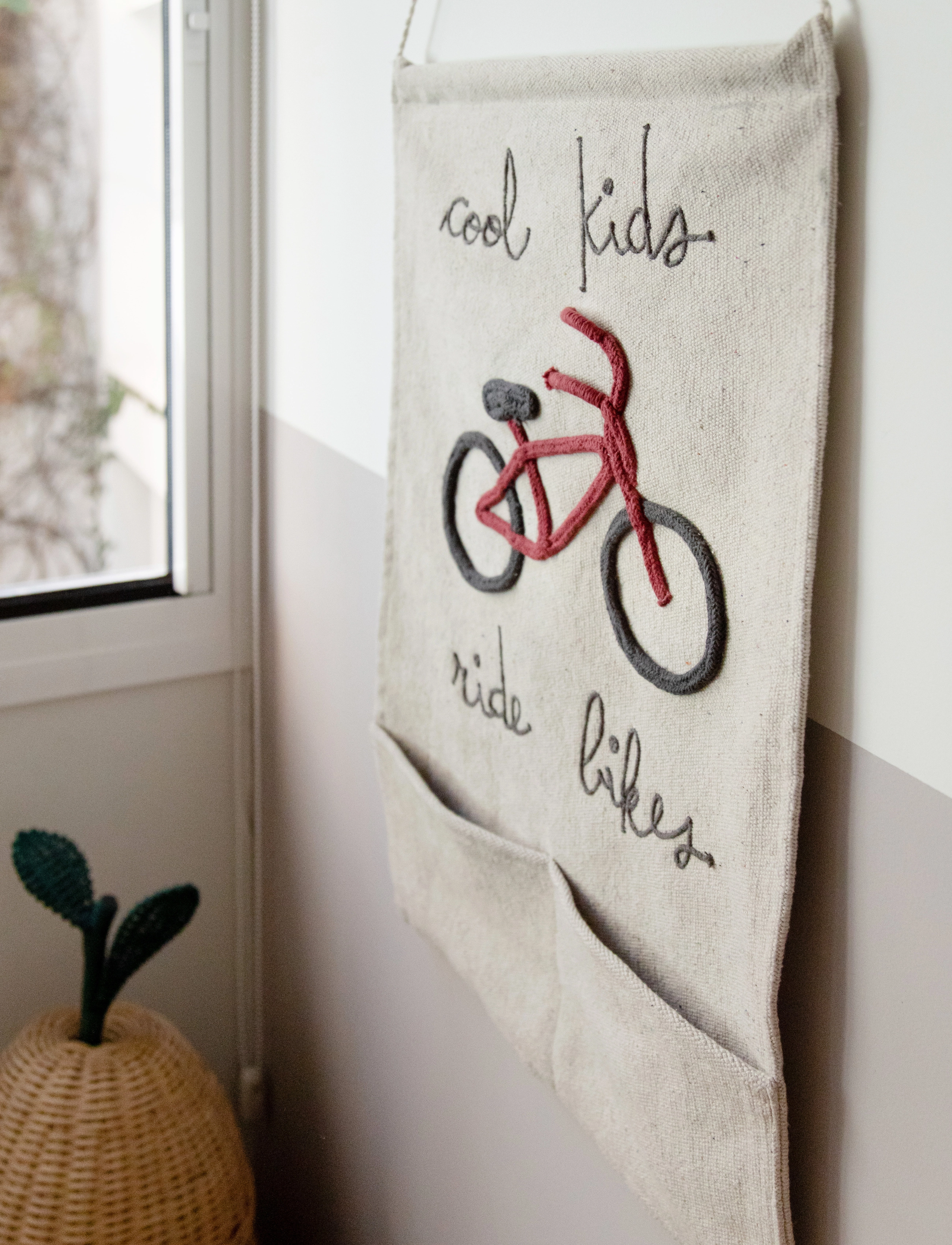 Lorena Canals Wall Pocket Hanger Cool Kids Ride Bikes, 45X70 cm, Decor, Mehrfarbig/gemustert - Decors, Kinder