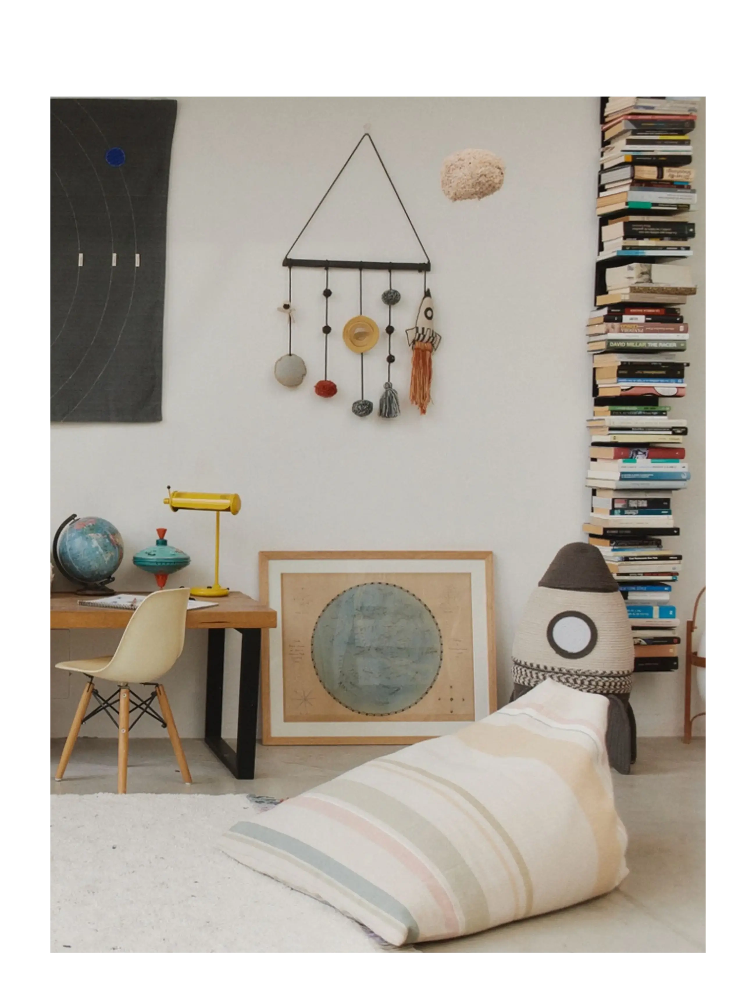 Lorena Canals - Wall Hanger Cosmos - väggdekor - dark grey, blue sage, chestnut, red, trazo green, natural, honey - 1