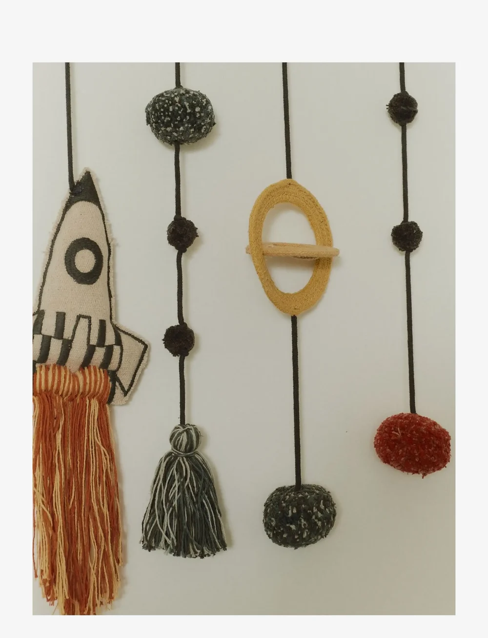 Lorena Canals - Wall Hanger Cosmos - vægdekorationer - dark grey, blue sage, chestnut, red, trazo green, natural, honey - 2