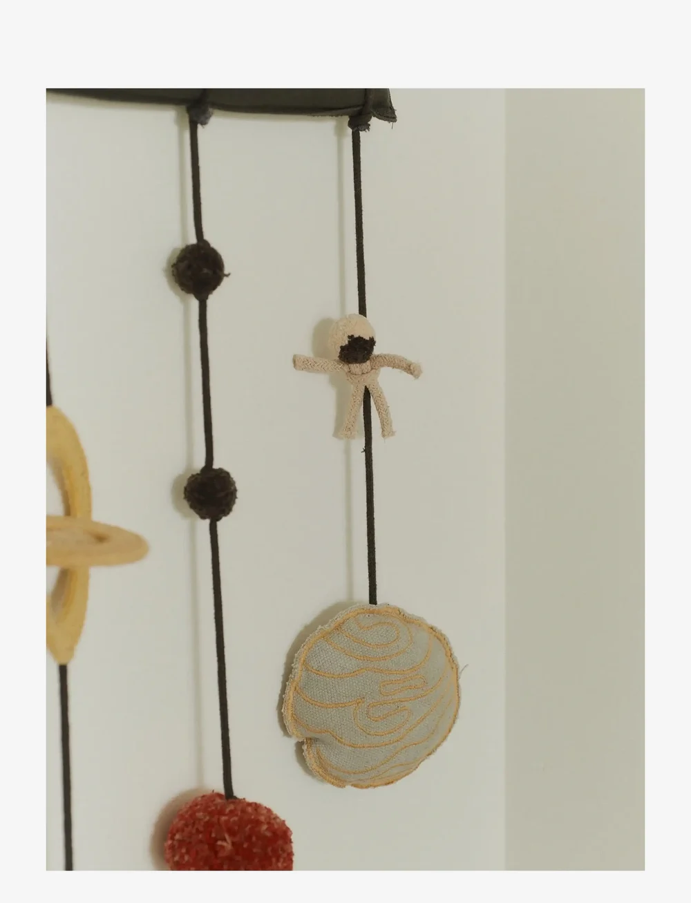 Lorena Canals - Wall Hanger Cosmos - vægdekorationer - dark grey, blue sage, chestnut, red, trazo green, natural, honey - 3