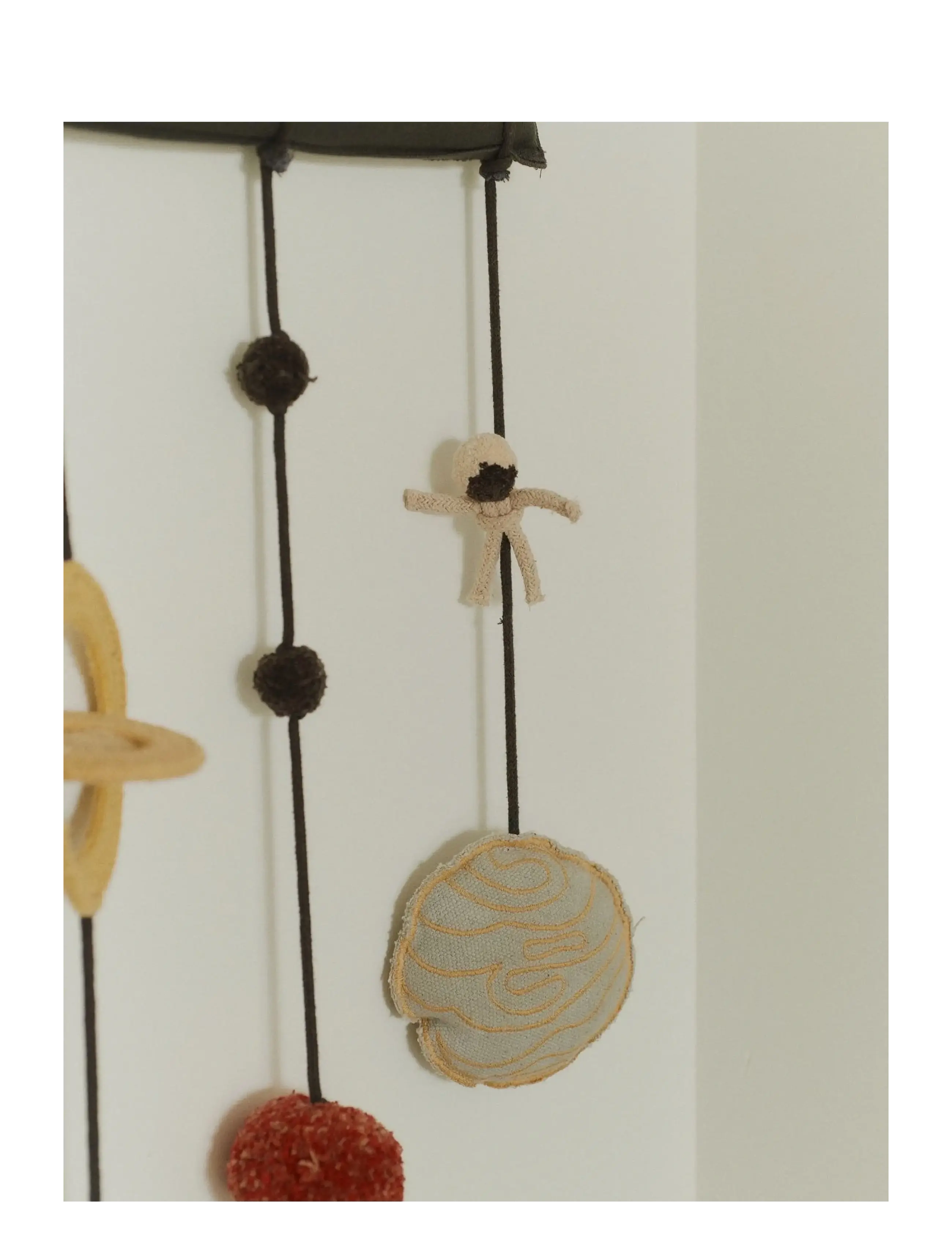 Lorena Canals - Wall Hanger Cosmos - väggdekor - dark grey, blue sage, chestnut, red, trazo green, natural, honey - 3
