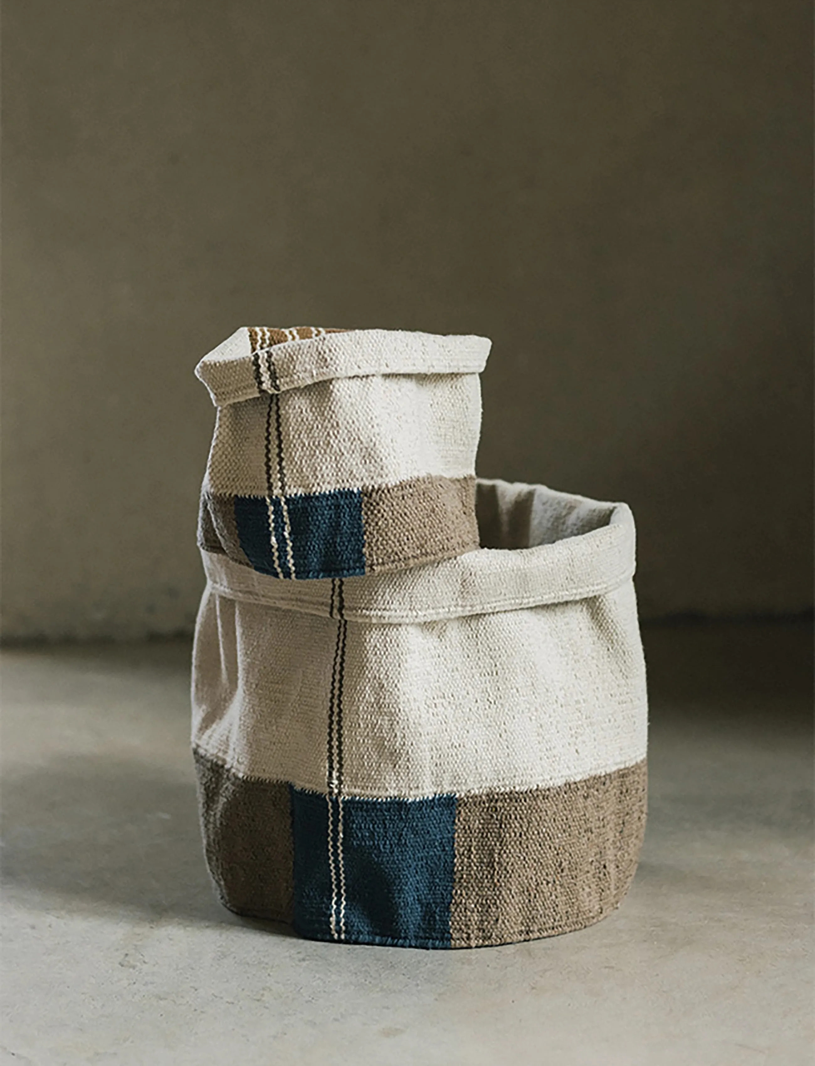 Lorena Canals - Handloom Basket Nopal - aufbewahrungskörbe - rugcycled, ochre, patriot blue, anil, soil brown, natural - 3