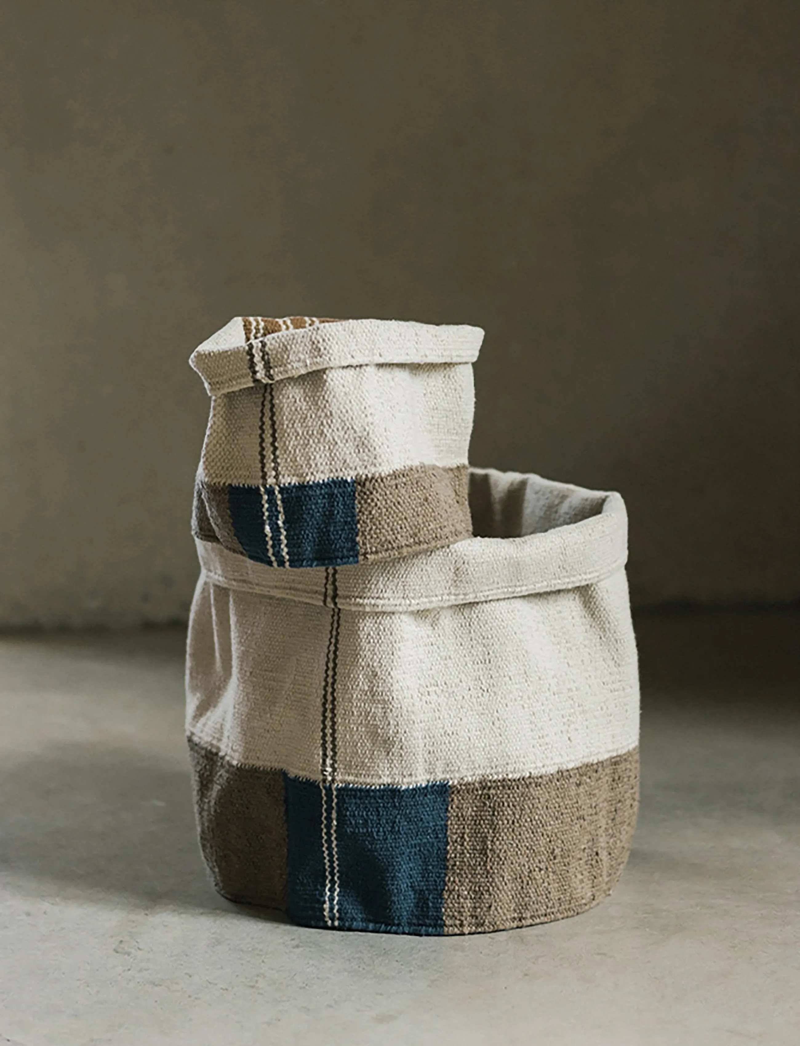 Lorena Canals - Handloom Mini Basket Nopal - hoiukorvid - rugcycled , ochre , patriot blue , anil , soil brown , natural - 3