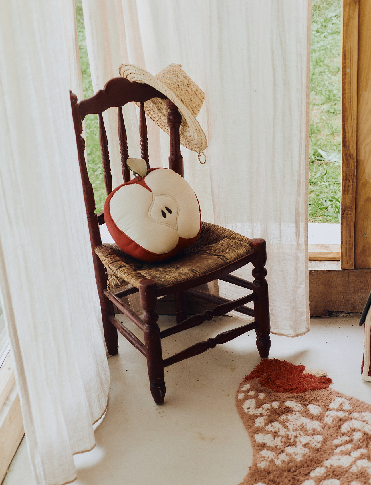 Lorena Canals - Cushion Apple - dekorative kissen - natura, red, grey - 0