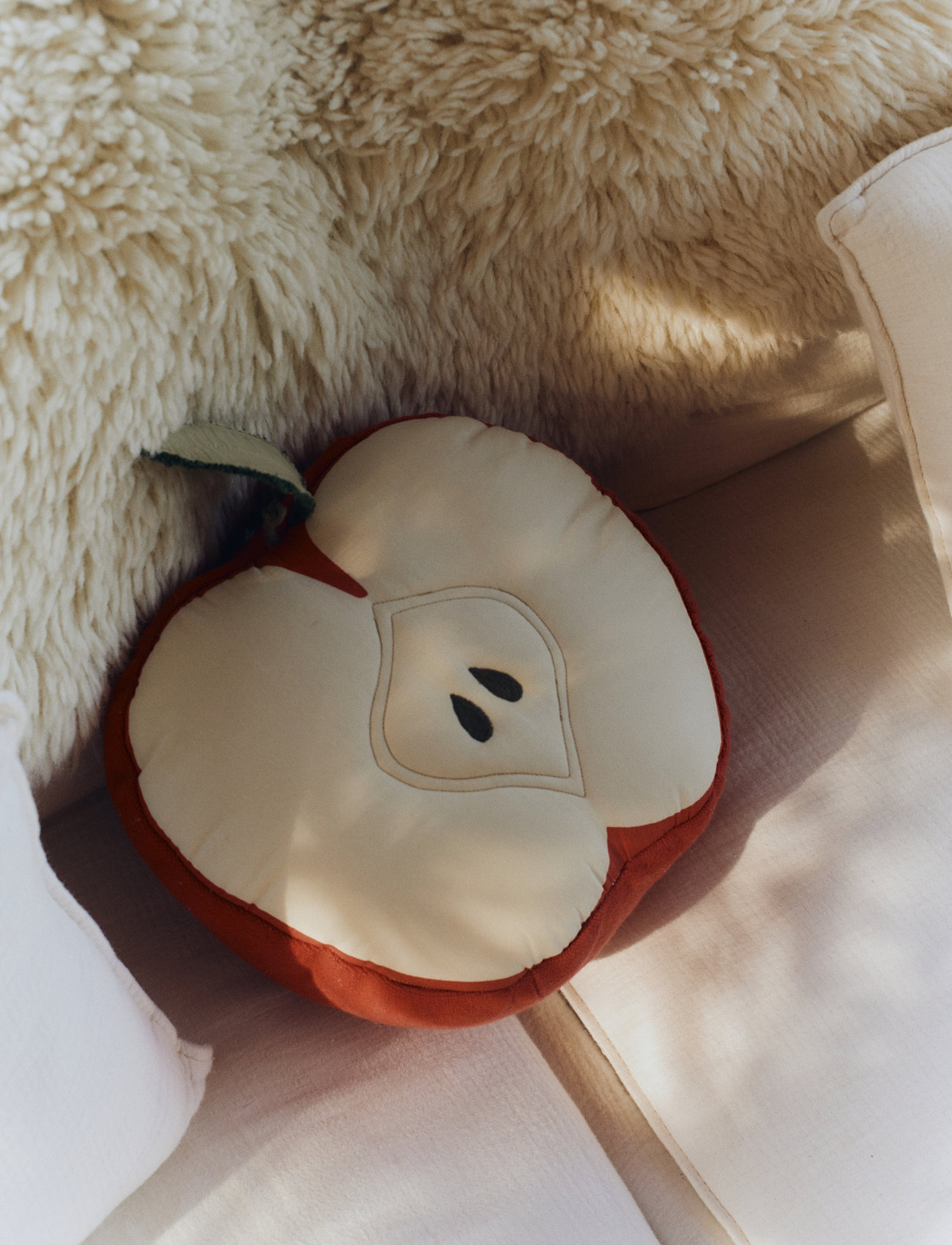 Lorena Canals - Cushion Apple - dekorative kissen - natura, red, grey - 3