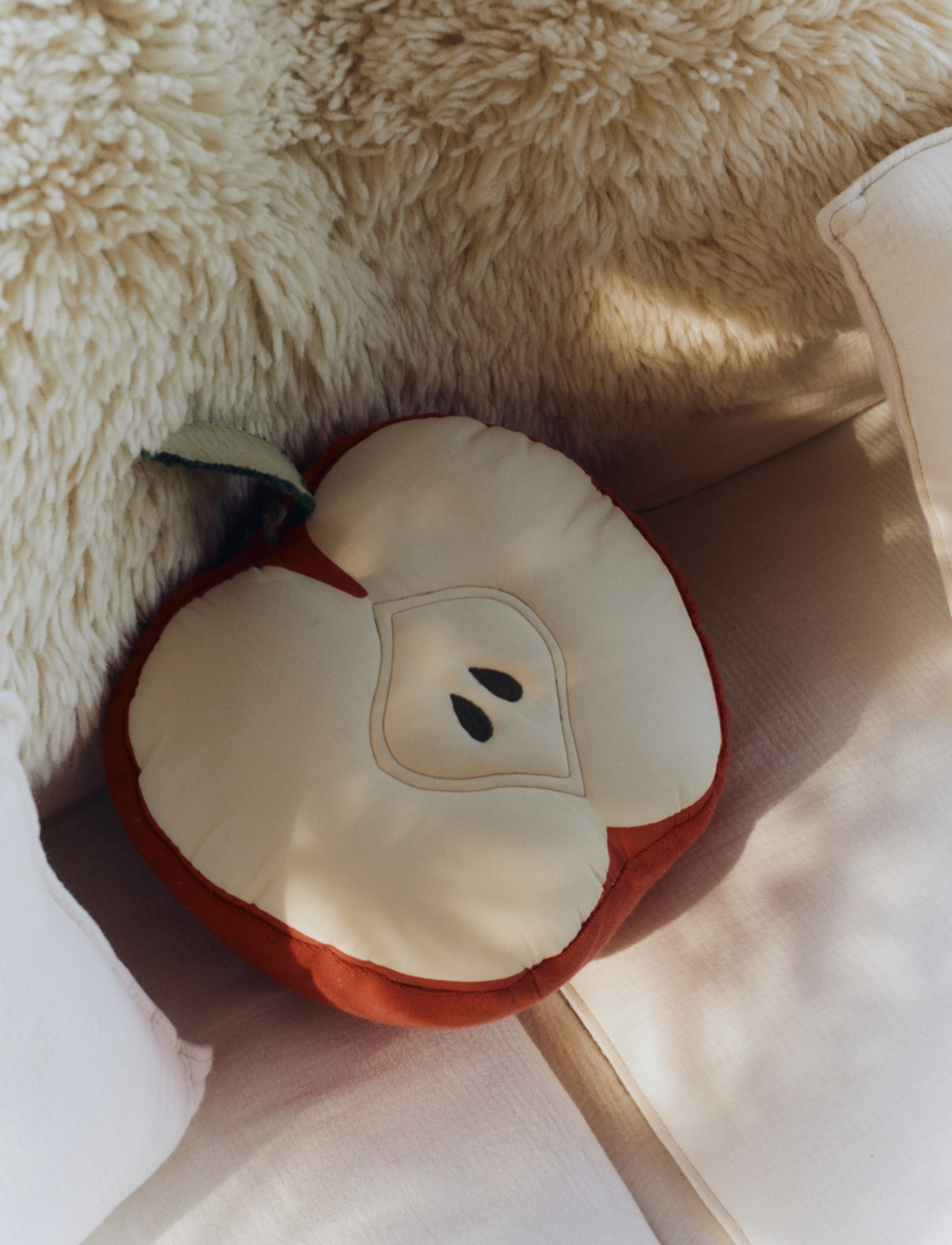 Lorena Canals - Cushion Apple - prydnadskuddar - natura, red, grey - 3