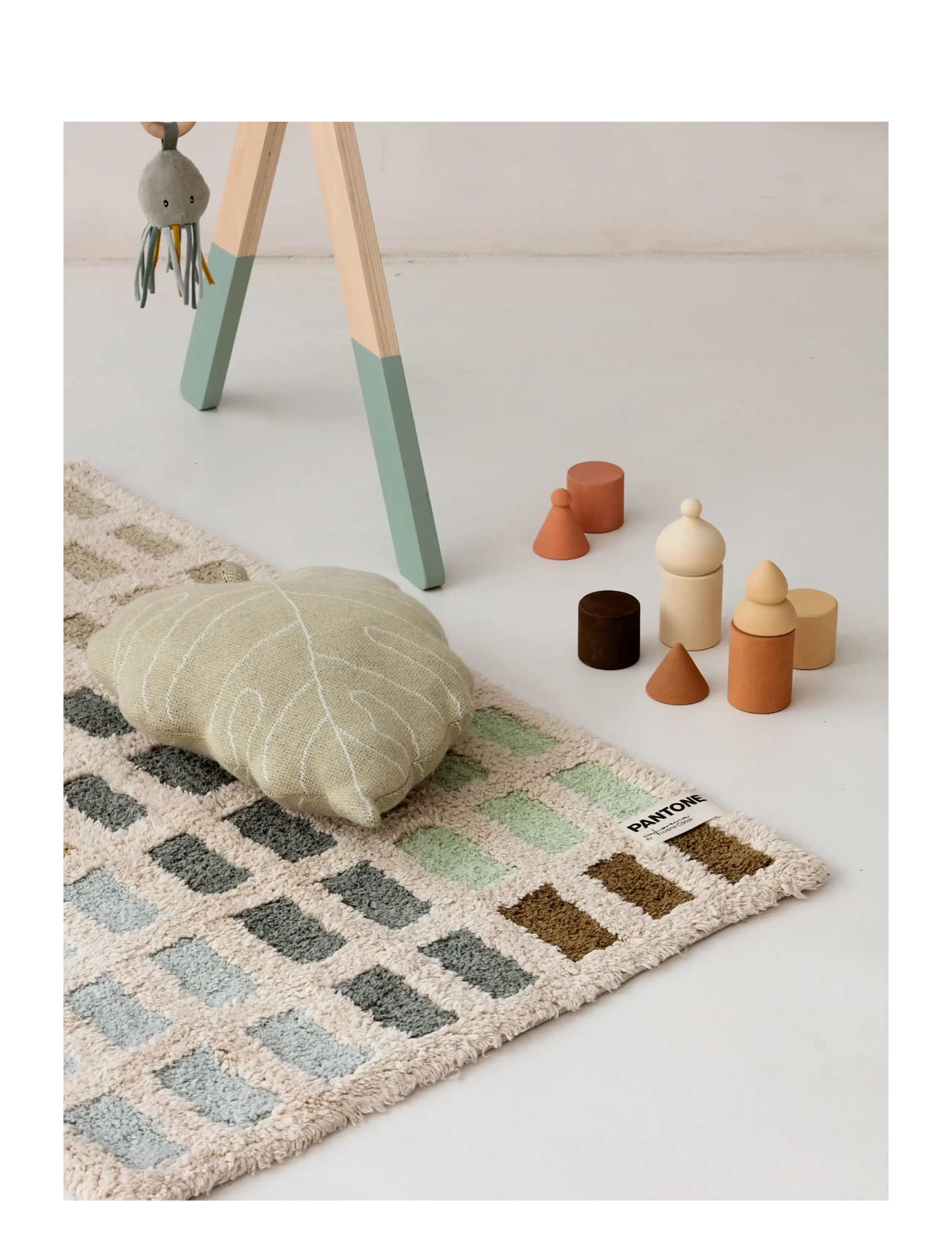 Lorena Canals - Knitted cushion Baby Leaf Olive - cushions - light olive, natural - 2