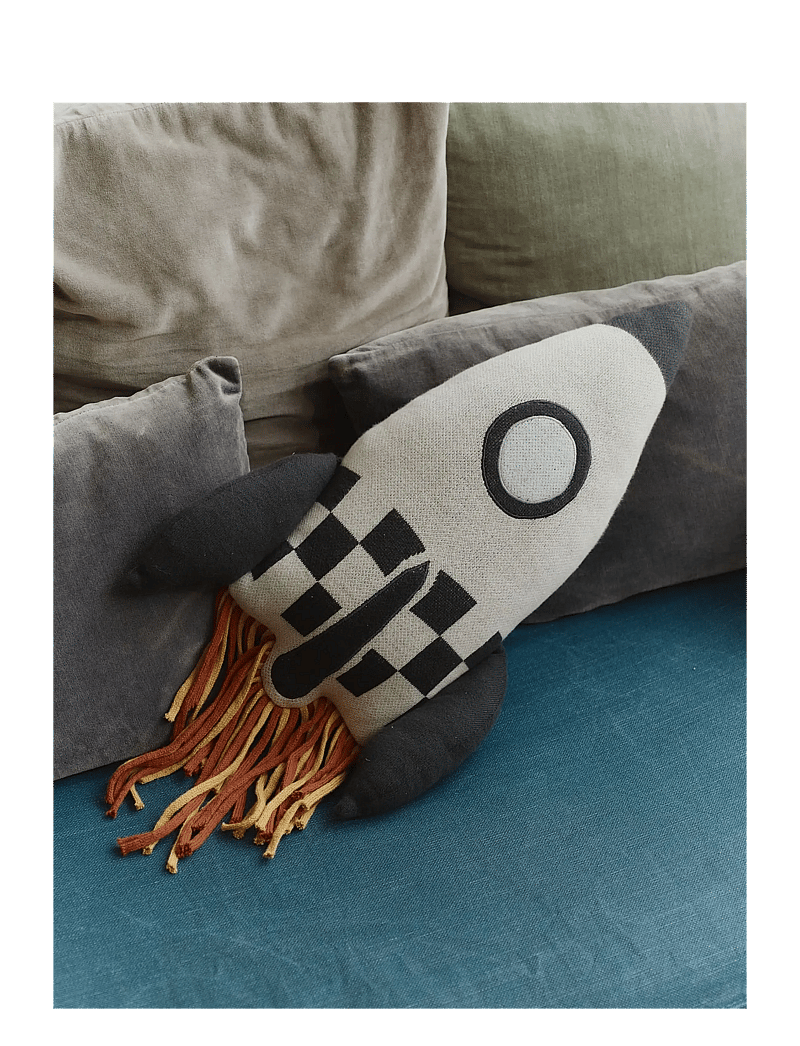 Lorena Canals - Knitted Cushion ROCKET - dekorative kissen - natural, charcoal, sky blue mel - 1