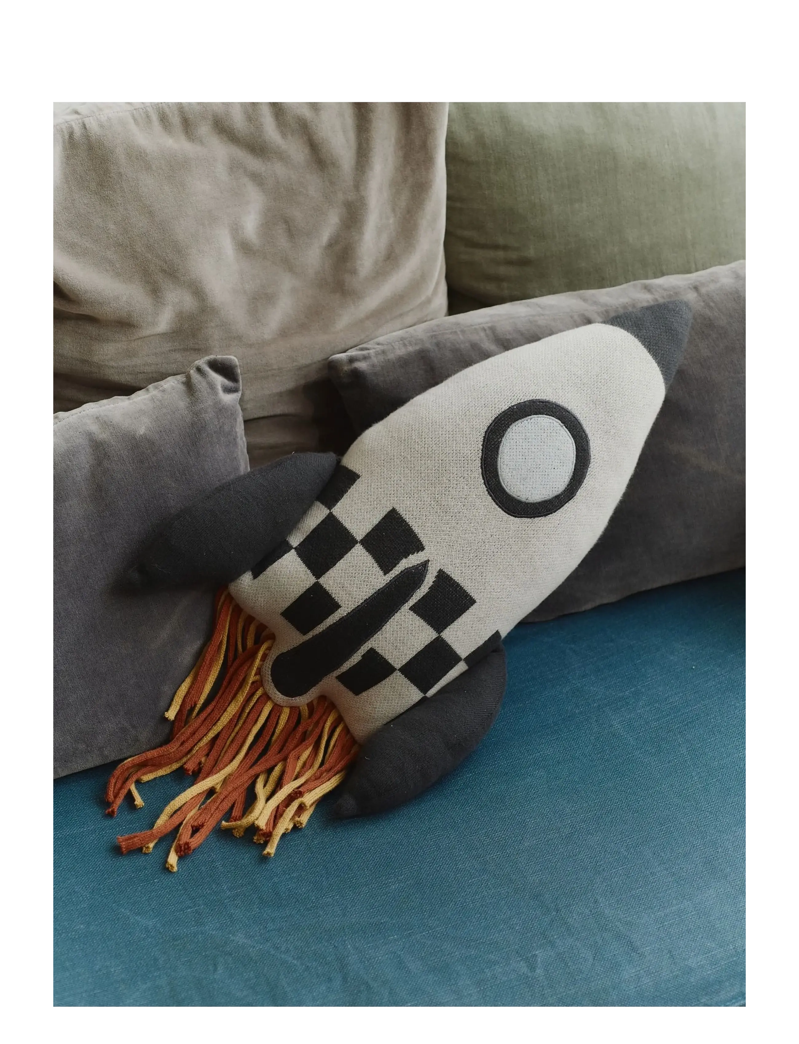 Lorena Canals - Knitted Cushion ROCKET - prydnadskuddar - natural, charcoal, sky blue mel - 1