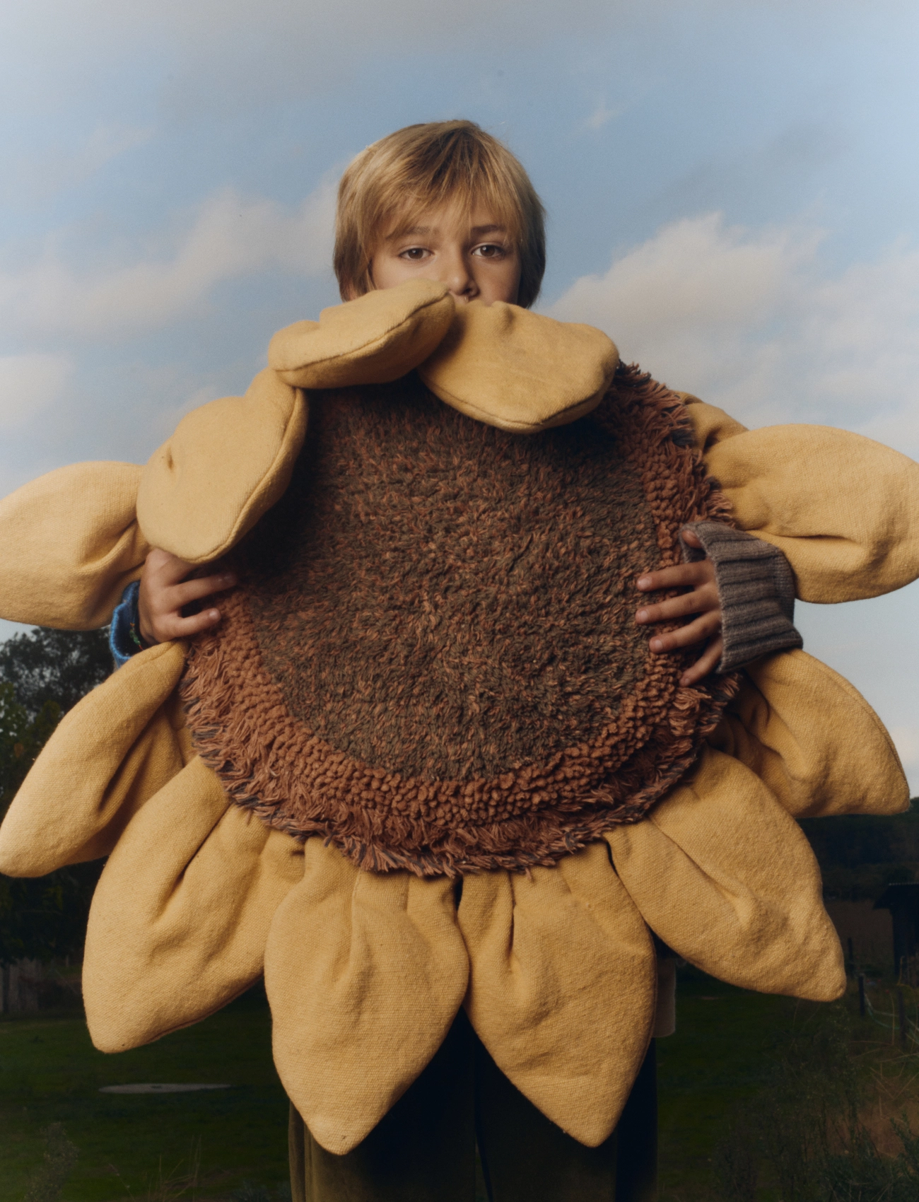 Lorena Canals - Floor cushion Sunflower - asimetriski paklāji - chestnut, dark grey, toffee, soilbrown, honey, olive - 3