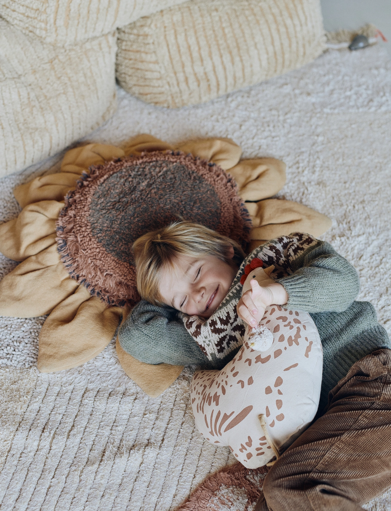 Lorena Canals - Floor cushion Sunflower - asimetriski paklāji - chestnut, dark grey, toffee, soilbrown, honey, olive - 4