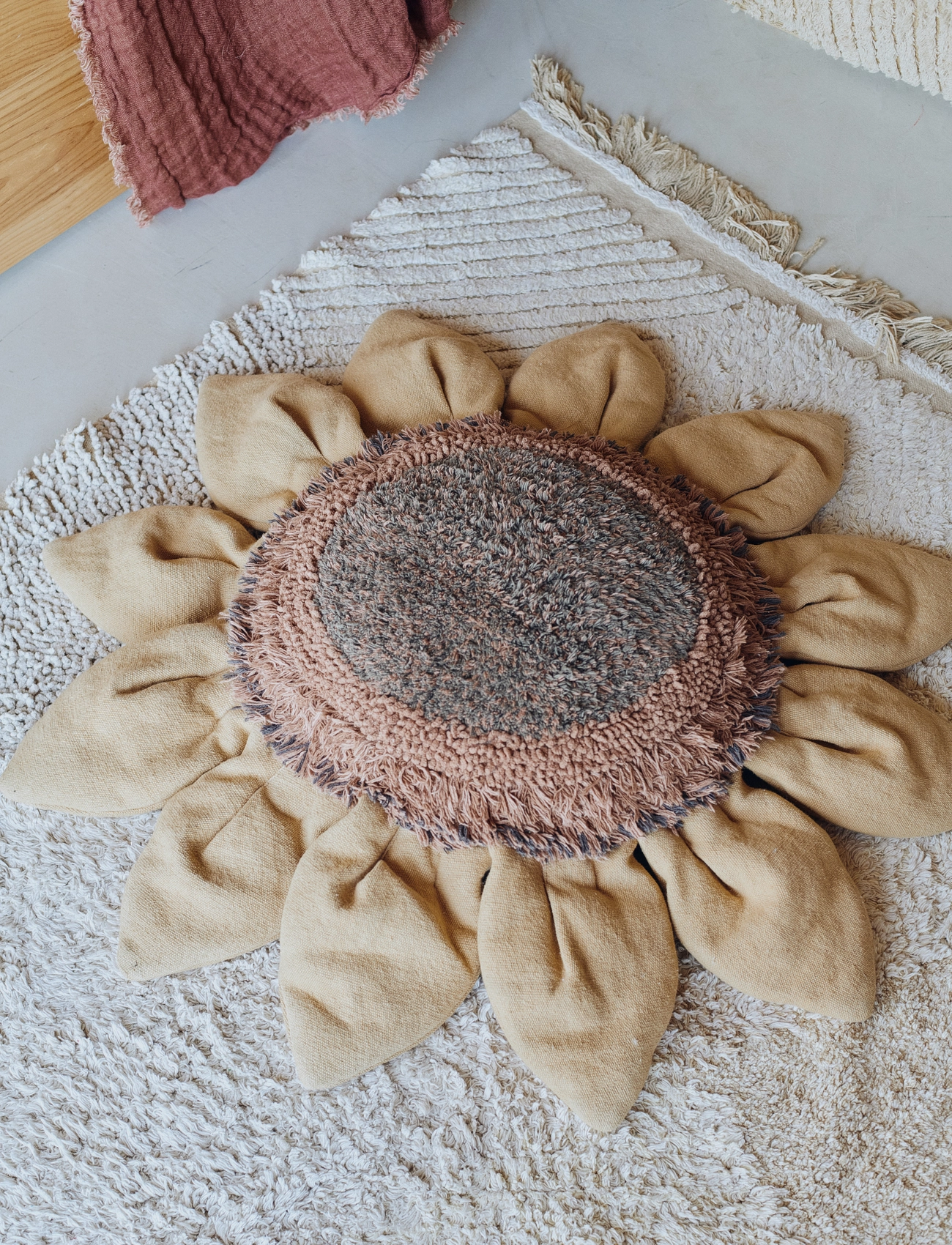 Lorena Canals - Floor cushion Sunflower - asimetriski paklāji - chestnut, dark grey, toffee, soilbrown, honey, olive - 5