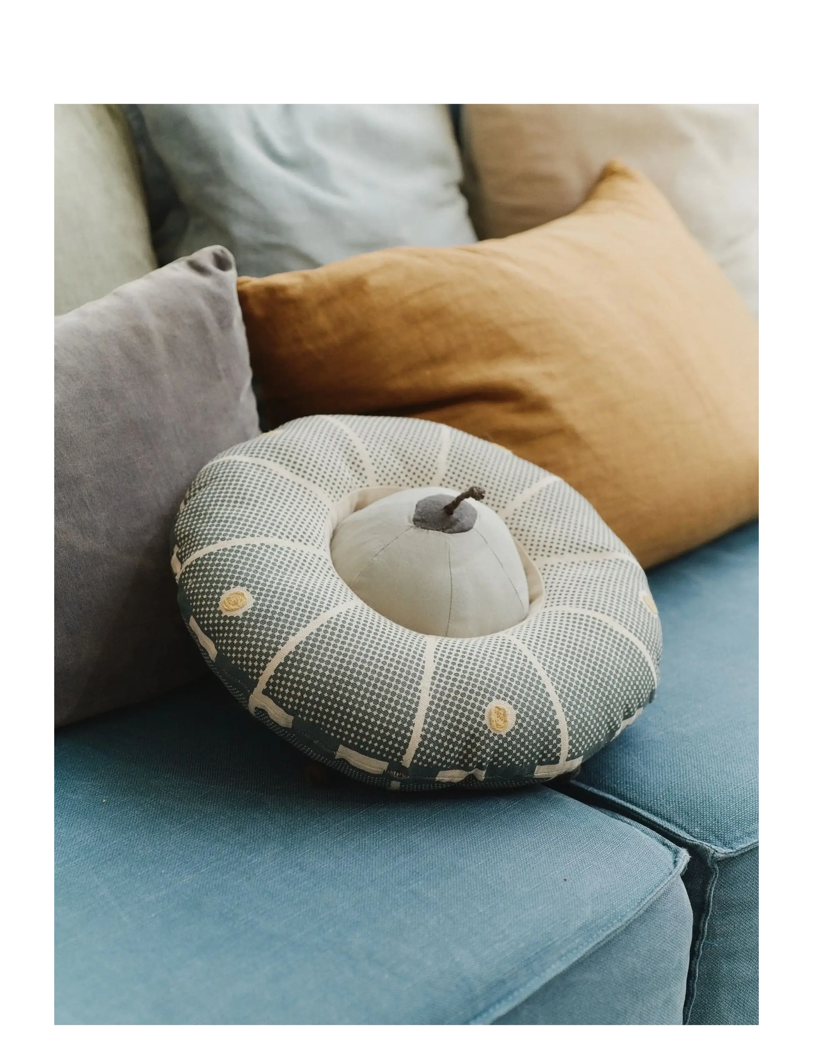 Lorena Canals - Cushion Interactive UFO - dekorative kissen - natural, dark grey, trazo green, honey, blue sage - 2