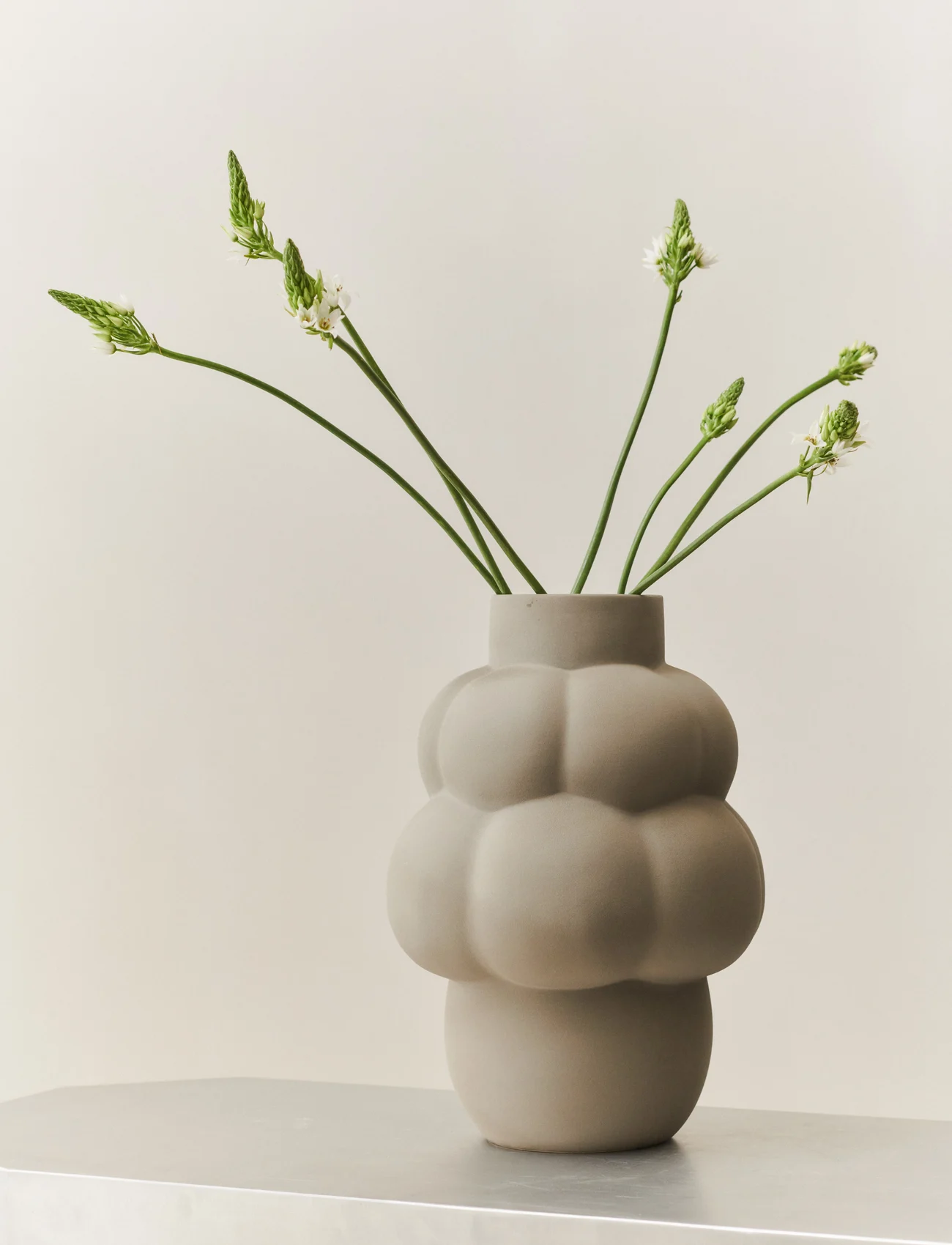 LOUISE ROE - Ceramic Balloon vase 04 - fødselsdagsgaver - sanded grey - 1