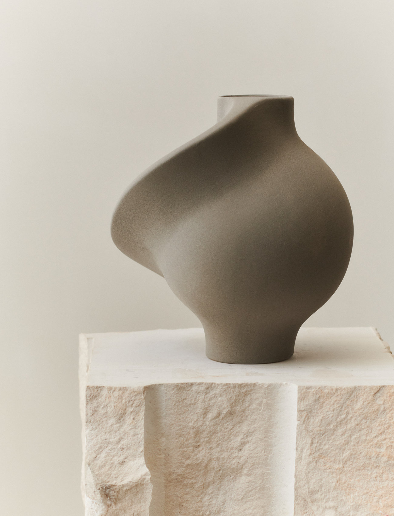 Louise Roe - Ceramic Pirout Vase #01 - syntymäpäivälahjat - sanded grey - 1